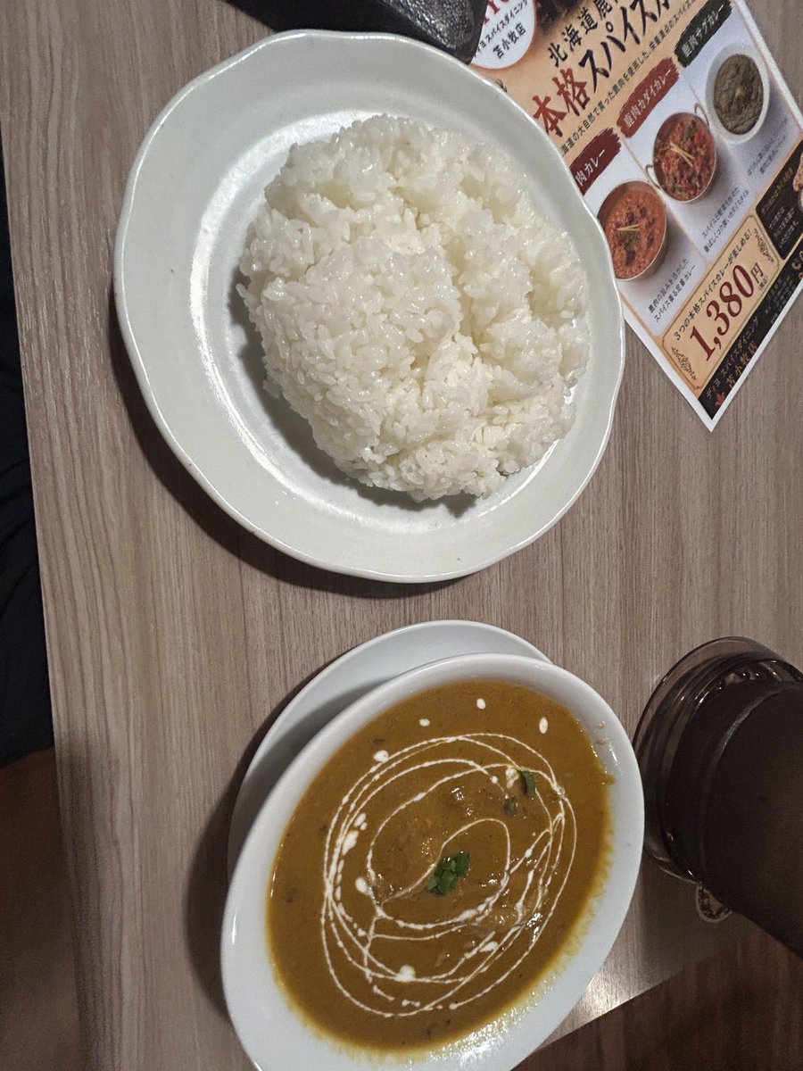 tomakomai_ice's tweet photo. 今日の夜ご飯は苫小牧が誇る名店
「DIYO」にきました。

月8は堅いですねここは。

ライス、ターメリックライス、ナンがなんと食べ放題です！何枚でもナン食べれます！なんて良い店だ！
三田村は2枚でギブ。

#DIYO
#名店
#武部のグルメ
#好きな言葉は
#食べ放題
#3枚目は
#弱そうな呼出ボタン https://t.co/q4QESHkVcq