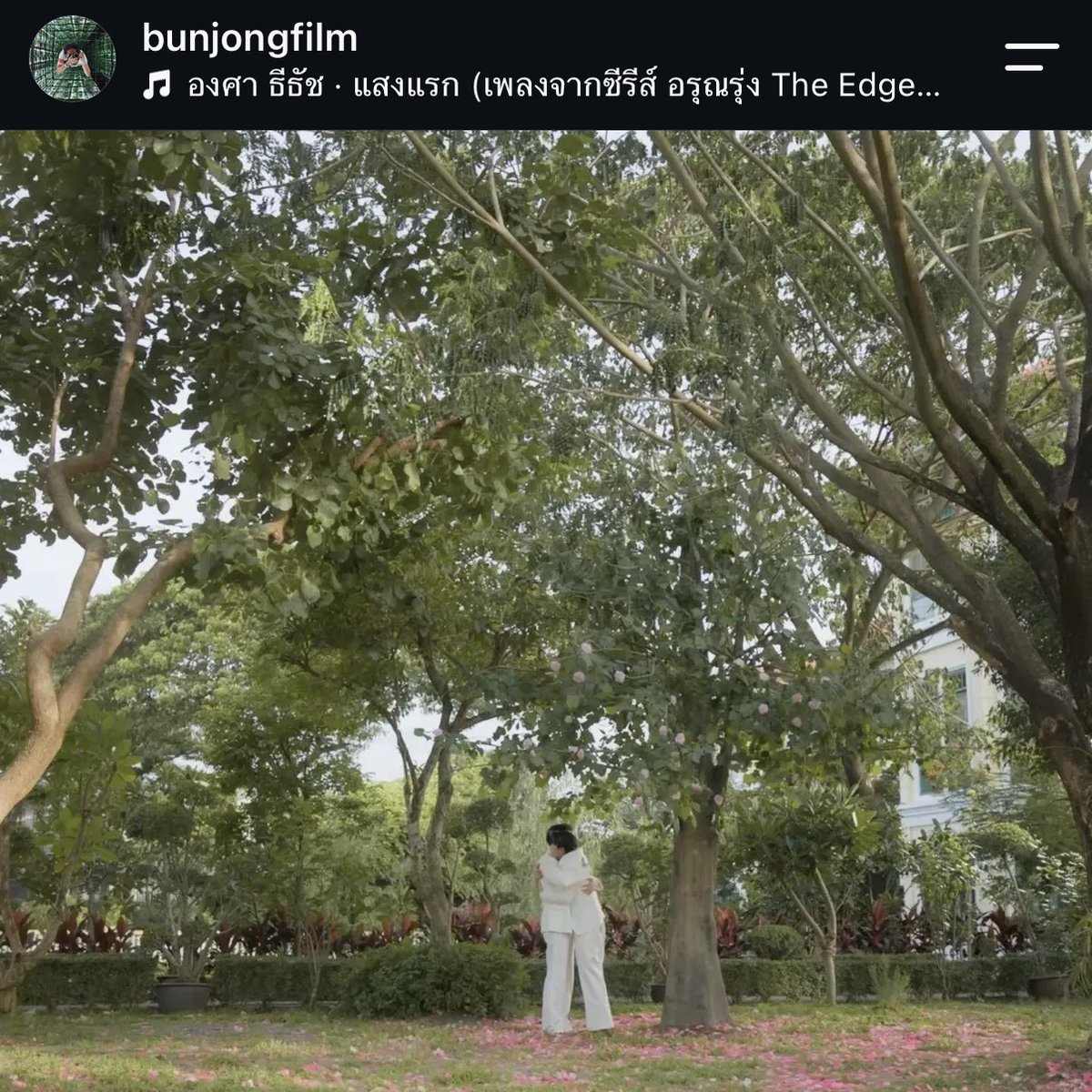 muigyo's tweet photo. ทีมงานอรุณรุ่งมาลงเบื้องหลังซีนใต้ต้นพุดตาน 🥹 สถานที่ที่รวมทุกความทรงจำของภพทินตั้งแต่ต้นจนจบจริงๆ ทุกอย่างเกิดขึ้นที่ใต้ต้นพุดตานนี้อะ เป็นพยานรักของทั้งสองคนไปแล้ว ผมมีน้ำตาว่ะ ผมคิดถึงอรุณรุ่งคิดถึงภพทิน ผมไม่มูฟออนนนนนนน 😭 https://t.co/8LJa5r7gln