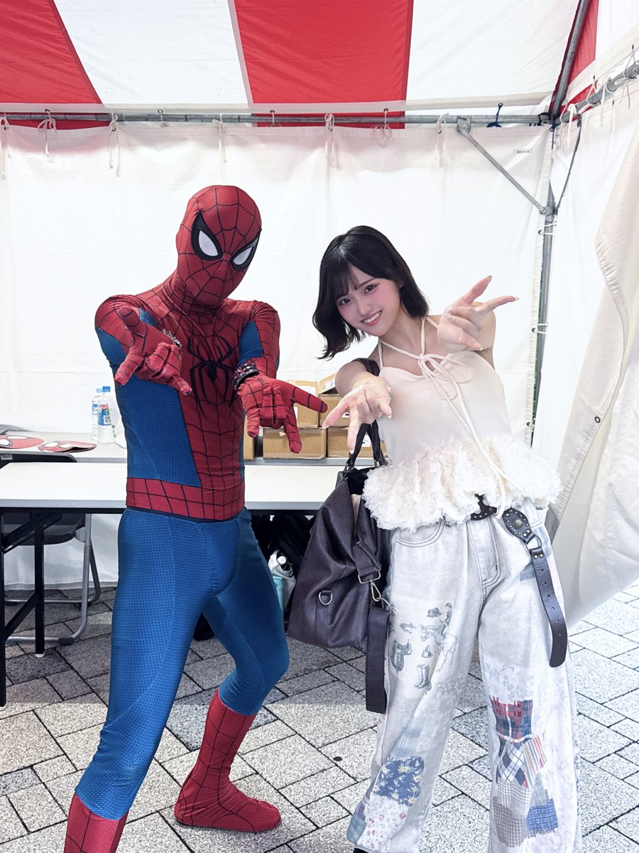 mahoko_alps's tweet photo. スパイダーマン自分のポーズ忘れてたから思い出させてあげた  四コマ🖼 https://t.co/6Iv2j6ZFAp