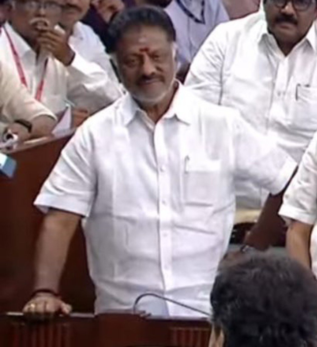 ragavanradhakri's tweet photo. கட்சி ஆரம்பிச்சு 2 வருசத்துலையே சுடலைய கொத்து பரோட்டா போட்டுட்டானுக... சின்ன தத்தி உன்ன என்ன பன்ன போறானுகளோ.... https://t.co/RC9PPaAipi