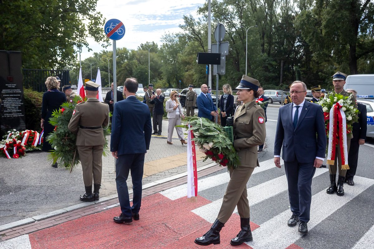 ipngovpl's tweet photo. ⚠️ 8 września 1968 roku Ryszard Siwiec, w proteście przeciwko inwazji wojsk Układu Warszawskiego na Czechosłowację, dokonał samospalenia w czasie ogólnokrajowych dożynek na Stadionie Dziesięciolecia w Warszawie. 

🎗️ W rocznicę tego dramatycznego aktu zastępca prezesa Instytutu Pamięci Narodowej dr hab. Karol Polejowski oddał mu hołd.