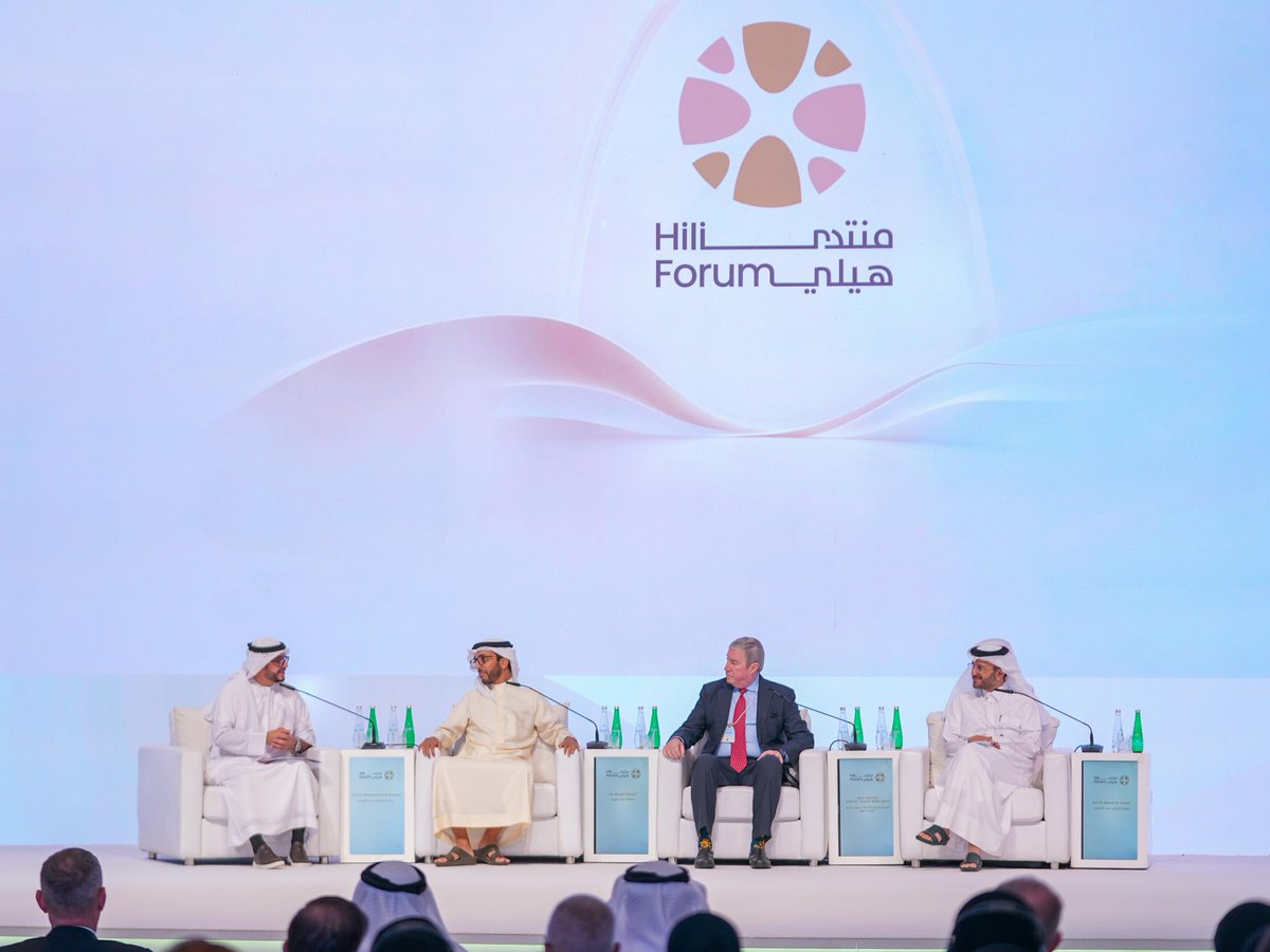 MofaQatar_AR's tweet photo. المتحدث الرسمي لوزارة الخارجية يشارك في جلسة بعنوان تعقيدات النظام الأمني في الخليج ضمن منتدى هيلي 2026

أبوظبي | 7 سبتمبر 2026

شارك الدكتور @majedalansari، مستشار رئيس مجلس الوزراء المتحدث الرسمي لوزارة الخارجية، اليوم، في الجلسة الرئيسية ضمن أعمال النسخة الثالثة من منتدى هيلي 2026، المنعقد في أبوظبي تحت شعار "الخليج عند مفترق طرق: الصراع، والتداعيات، وتصحيح المسار". 

وتناول الدكتور الأنصاري - في مداخلته خلال الجلسة التي انعقدت تحت عنوان "تعقيدات النظام الأمني في الخليج" - تطورات الأوضاع في منطقة الخليج وانعكاساتها على الأمن والاستقرار الدوليين، لافتا إلى أن الأزمة الراهنة لا تقتصر تداعياتها على ��ول المنطقة، بل تمتد آثارها إلى منظومة الطاقة والتجارة والملاحة البحرية وسلاسل الإمداد العالمية.

وأكد أن الحرب وضعت مدى توافق دول المنطقة في إدراك التهديدات أمام اختبار حقيقي، وأظهرت أهمية ترجمة هذا الإدراك إلى عمل جماعي متماسك، مشيراً إلى أن أمن الخليج مسؤولية مشتركة، وأن دول المنطقة يجب أن تكون شريكاً أساسياً في صياغة أي ترتيبات تتصل بأمنها ومستقبلها.

وأشار إلى أن إغلاق مضيق هرمز وتعطيل حركة الملاحة لا يمثلان تحدياً اقتصادياً فحسب، بل قضية شاملة تمس الأمن الدولي، محذراً من خطورة توظيف الممرات المائية الحيوية أدواتٍ للضغط، ومن تراجع فاعلية الردع في ظل انخفاض تكلفة إحداث الاضطرابات في حركة التجارة والملاحة.

وشدد مستشار رئيس مجلس الوزراء المتحدث الرسمي لوزارة الخارجية، على أن التهديد الرئيسي يتمثل في تطبيع ما شهدته المنطقة خلال الأشهر الماضية والتعامل معه باعتباره واقعاً جديداً، بدلاً من كونه أزمة مؤقتة، لافتاً إلى أن غياب المساءلة الدولية عن الانتهاكات يشجع على تكرارها ويقوّض منظومة الأمن والاستقرار الدوليين.

وأوضح أن التطورات الأخيرة كشفت هشاشة البنية الأمنية الإقليمية القائمة بصورة أساسية على الردع والدفاع، وأظهرت الحاجة إلى بناء منظومة أكثر صموداً واستدامة، تقوم على الأمن الجماعي، وتفعيل الدبلوماسية، وتعزيز التعاون والتنسيق بين دول الخليج، وتعميق الاعتماد الاقتصادي المتبادل، وحماية سلاسل الإمداد الحيوية.

كما استعرض الدكتور الأنصاري خبرة دولة قطر في الوساطة وجهودها في دعم مسارات الحوار والحلول السلمية للنزاعات، مؤكداً أن نجاح أي وساطة يرتبط بتوافر الإرادة السياسية لدى الأطراف ووجود مصلحة مشتركة في الوصول إلى حل.

وأضاف أن الحوار لا يعني الانحياز إلى أي طرف، بل يمثل أداةً أساسيةً لمنع التصعيد والحفاظ على قنوات الاتصال والتوصل إلى حلول مستدامة، مشدداً على أن معالجة التحديات الراهنة تتطلب مسؤولية إقليمية ودولية مشتركة، لأن تداعيات ما يحدث في الخليج تمتد إلى العالم بأسره.

#الخارجية_القطرية