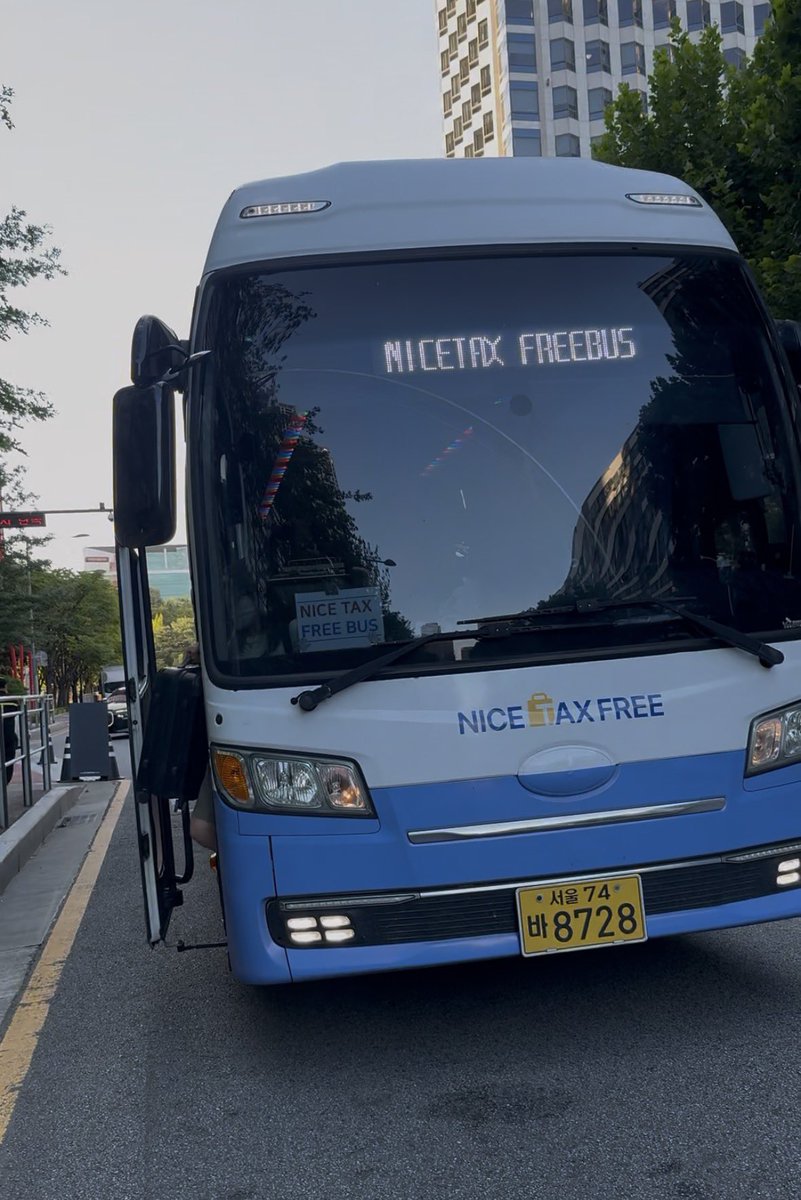 cka_kra's tweet photo. ソウルの交通費浮かせる方法見つけたんだけど、これ無料なのえぐいね⁉️

車内は普通に空港バス並の広さだし、スーツケースも乗せれるし、パスポート見せれば無料だし、、、てことでヨイド→明洞まで無料で利用させていただいた🪄超楽だったからみんな乗ってくれ(あとなんか貰えるイベントもやってた) https://t.co/8y6XhKeNv1