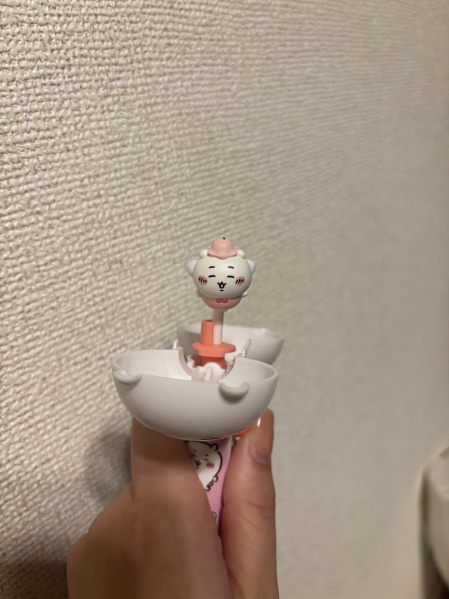 moneko_plk's tweet photo. ちいかわのチュッパチャプスを入れるやつをどうしても他の活用方法を生み出したくて、スイングチャームを使って作ってみたら可愛すぎて頭抱えてる https://t.co/hgp6bMs7PA