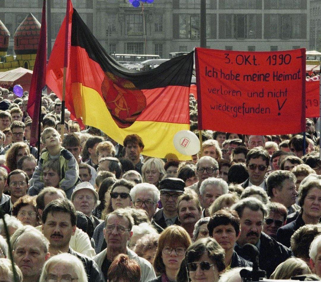 SpiralML's tweet photo. "3 de octubre de 1990: ¡perdí mi patria y nunca más la encontré!"
Alemania, manifestación por el socialismo y la RDA, 1991. https://t.co/xa4L1LcLwQ