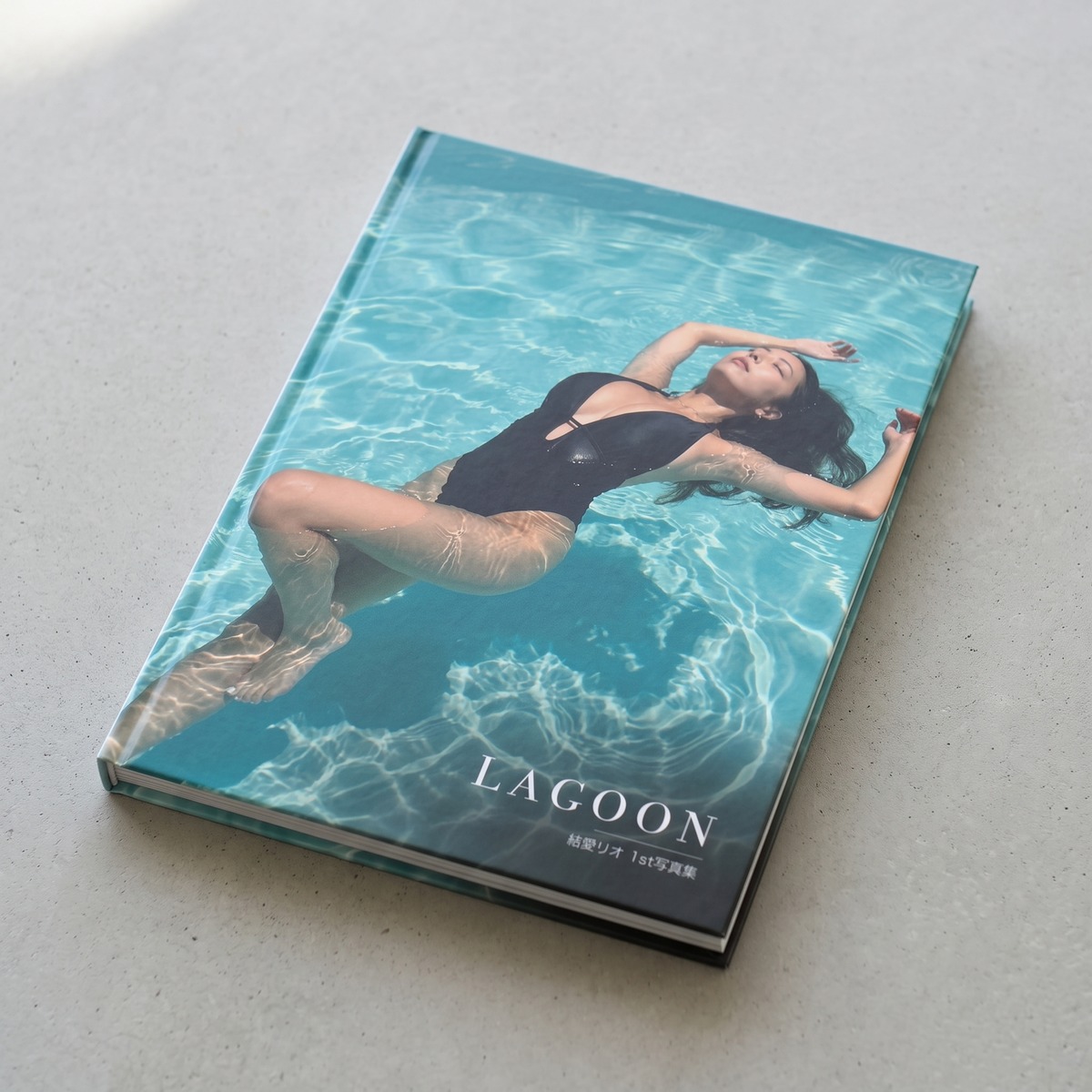 pawnpool_2nd's tweet photo. Rioの1st写真集、出ました。

『LAGOON』
朝の部屋から夜まで、島で過ごした一日をそのまま30ページに。

表紙は、水に浮かんだまま目を閉じている1枚にしました。 https://t.co/fkYPNCFWmt