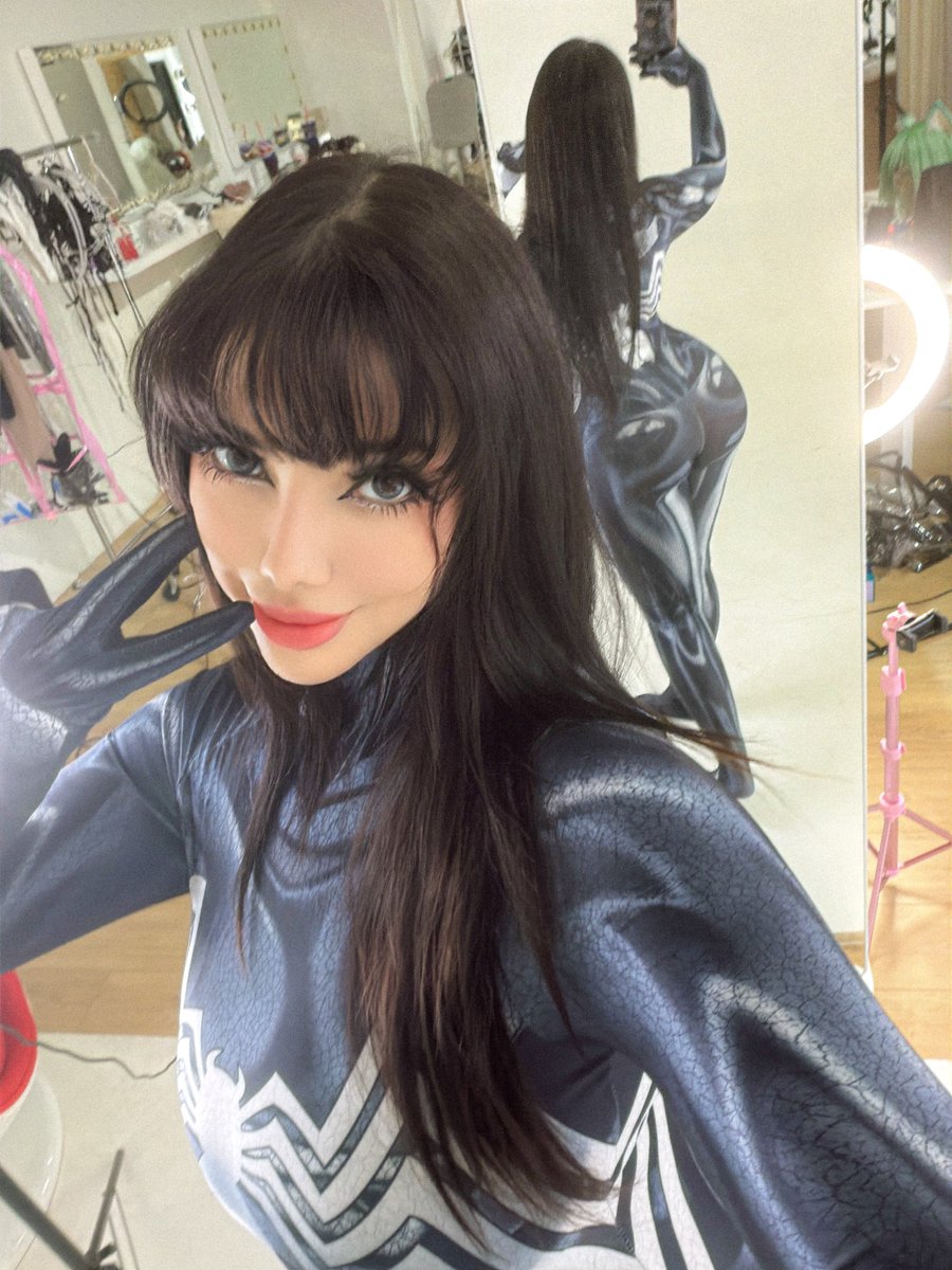 mimsy's tweet photo. so many snacks, so little time 🤤🖤 https://t.co/LKyHrcO8yr