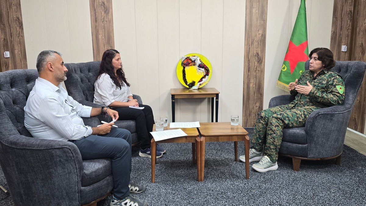 RojavaGundem5's tweet photo. 📍YPJ Genel Komutanı Newroz Ahmed, Şam ile devam eden müzakereye ve olası gelişmelere dair konuştu.

Özel Program bugün Amed Saati ile saat 16:20'de Medya Haber Tv'de yayınlanacak. https://t.co/xH0hWa6NUR