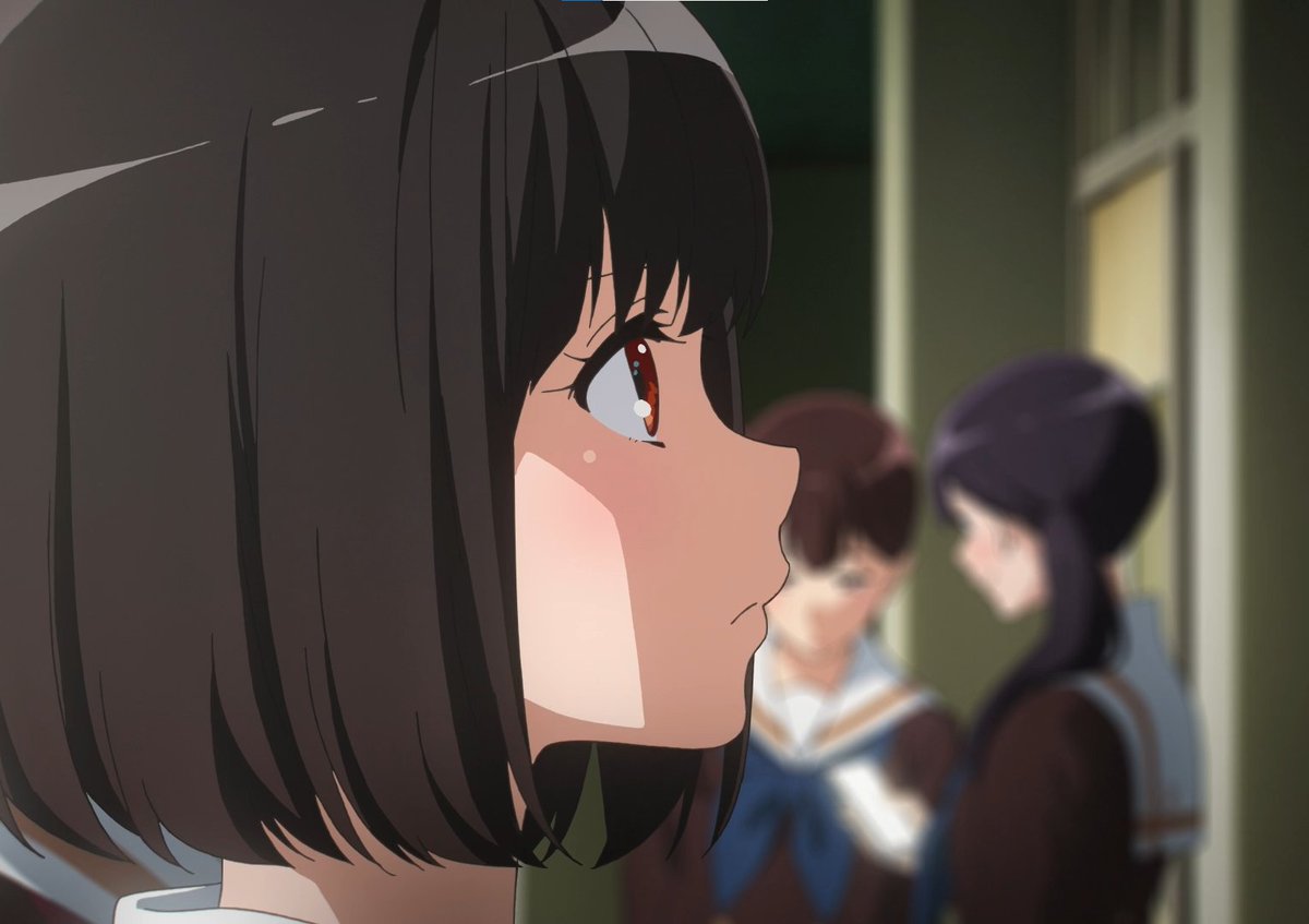 Lafo_euphonium's tweet photo. 久美子が引退した後の、奏の代のアンサンブルコンテスト。
 #くみかな #久美子卒業SSシリーズ
SS：もう一度、その隣で
～～～～～～～～～～～～～～～
全国大会が終わり、北宇治高校吹奏楽部の空気は少しだけ変わった。
久美子たち三年生が引退し、梨々花が部長、奏が副部長、美玲がドラムメジャーとなり新体制が始まったのだ。
役職がついたからといって、自分自身が急に変わるわけではない。
そう思っていた。
けれど実際にその立場になってみると、見える景色はずいぶん違った。
そんな新人幹部の三人の前にやって来た大きな仕事の一つが、アンサンブルコンテストだった。
「今年も結構大変そうだね」
放課後の教室。
机を三つ寄せ、その上に部員たちの名前や希望編成を書き込んだ紙を広げながら、梨々花が困ったように笑った。
「去年も大変だったみたいだけど」
美玲の言葉に、奏も頷く。
去年は最後まで人数の合わないチームがあり、すでに引退していた優子先輩、希美先輩、夏紀先輩まで助っ人として参加した。
現役部員だけで収まらなければ、引退した三年生に協力してもらう。
そんな前例が、北宇治にはすでにあるとはいえ、それは最後の手段だ。
本当なら誰と組むのかも、どんな編成にするのかも、できるだけ本人たちに自由に決めてもらいたかった。
アンコンは少人数で一つの音楽を作るものだ。
誰とどんな構成でどんな曲をやりたいのか。
そういうところまで自分たちで考えることも大切な経験になる。
けれど今年は、去年のよりさらに部員が増えている。
希望だけに任せているとどうしても人数や楽器の組み合わせに偏りが出た。
同じ人に誘いが集中したり、反対に誰からも声がかからない部員が出たり、あと一人だけ足りないチームがいくつも残ったりする。
だから完全に本人たち任せというわけにはいかなかった。
「この三人は一緒にやりたいんだよね？」
梨々花が紙の一角を指差す。
「そう。でもこの編成だとあと一人欲しいって」
美玲が別の紙を引き寄せた。
「だったら、この子に聞いてみる？　まだ完全には決めてないって言ってたし」
「いいかも」
奏も名前を確認して頷く。
「ただ、こっちから抜けると今度はそっちが足りなくなるかも」
「あ、本当だ」
梨々花が眉を下げる。
「難しいなあ……」
一人を動かせば、一人分の穴ができる。
そこを埋めようとすると、今度は別のチームの編成が崩れる。
だからといって、幹部三人だけで勝手に決めるつもりもなかった。
できるだけ本人たちの希望を残しながら、どうしても必要なところだけ相談して調整する。
それが三人の間で自然と決まったやり方だった。
誰と組みたい。
この楽器で出たい。
できればこの曲を演奏したい。
技量の差が気になる。
誘おうと思っていた相手が、すでに別のチームへ入ってしまった。
相談の内容も一人ひとり違った。
「じゃあ、こっちは私が本人たちに聞いてみる」
梨々花が二つの名前に印をつける。
「私はこっちを確認する。楽器の組み合わせも本人たちにもう一度聞いた方がいいと思う」
美玲も別の紙を手元へ寄せた。
奏は残った名簿を眺める。
「じゃあ私は、この二人に話を聞いてみる。二人ともまだ迷ってたから」
「お願い」
「そっちもよろしく」
三人で仕事を分け、それぞれ部員たちのところへ向かう。
休み時間に呼び止められ、放課後には相談を受ける。
そうして集めた話を、翌日にはまた三人で持ち寄った。
「昨日の二人、どうだった？」
「一緒にやってもいいって。ただ曲についてはもう少し相談したいみたい」
「こっちも大丈夫」
「じゃあ一回これで組んでみよっか」
名前を書いて線で囲む。
一つのチームができる。
その隣では、まだ行き先の決まっていない名前がいくつも残っていた。
アンコンというものは、演奏を始めるより前からずいぶん大変らしい。
――いや。
去年は、自分が知らなかっただけなのだろう。
奏自身、当時の久美子が部員たちから次々と相談を受けていたことは知っている。
それが実際に同じ側へ立ってみると、あの頃の久美子が見ていたものが少しずつ分かってくる。
今年は去年より人数が多い分、その調整もさらに複雑だった。
それでも、できるだけ三人だけで答えを決めないようにした。
去年の久美子先輩も、こんなふうに悩んでいたのだろうか。
奏はふと、手元の名簿に目を落とした。
そこにはまだ、
――久石奏。
自分の名前も残っていた。

それからも、空欄は少しずつ減っていった。
「これで木管はだいたい決まったかな」
梨々花が名簿を上から確認する。
「たぶん。あとは本人たちで話してもらえば大丈夫そう」
奏が答えると、美玲が別の紙を見ながら口を開いた。
「金管はもう少しかかりそう。ここの人数が合ってない」
「ああ、そこかぁ」
梨々花が椅子ごと美玲の横へ移動する。
奏も反対側から紙を覗き込んだ。
三人でしばらく名前を眺める。
「こっちの子を動かす？」
奏が言う。
「でも、その子は今のメンバーでやりたいって言ってたよ」
梨々花が首を横に振った。
「じゃあ、それは最後にした方がいいね」
美玲が別の名前を指先で追いながら、少し考え込む。
「こっちに入ってもらえば人数は合うんだけど……そうすると二つ掛け持ちになるね」
「兼任かぁ」
梨々花が呟く。
方法としては、それが一番簡単だった。
一人に二つのチームへ入ってもらえば、それだけで解決するところはいくつかある。
けれど、三人ともすぐには頷かなかった。
去年のＤＭである、麗奈の考え。
複数のチームを掛け持ちするより、一つの曲に専念した方がその人自身の成長にもつながる。
実際に今年、自分たちが決める側になってみると、その考えにも納得できた。
人数を揃えるだけなら簡単でも、それだけがアンコンの目的ではない。
「できれば兼任はなしでいきたいね」
梨々花が言う。
「私もその方がいいと思う」
美玲も頷いた。
奏はもう一度、残っている名前を確認する。
「じゃあ、もう少し組み合わせを考えてみよっか」
今は自分たち三人が、相談される側にいる。
その事実を実感するたび、奏は少し不思議な気分になった。
「そういえばさ」
一段落したところで、梨々花が奏を見る。
「奏は自分のところ決めないの？」
「まだいいよ」
「またそれ？」
「まだ決まってない子いるでしょ」
奏が残っている名前を示す。
すると美玲も奏を見る。
「でも奏だって出るんでしょ？」
「そのつもりだよ」
「だったら、うちに入る？」
美玲が自分たちの編成を指した。
「一人増えても問題ないし」
「それなら私のところでもいいよ」
梨々花も続く。
「去年は一緒にできなかったから」
「二人ともありがとう」
奏は素直に笑った。
「でも、今はいいかな」
「なんで？」
「まだこっちが決まってないから」
奏は残った名前を指先でなぞる。
「私が先に入っちゃうと、あとで人数が足りなくなったとき動かしにくくなるでしょ」
「まあ、それはそうだけど」
美玲が腕を組む。
梨々花も少し考えてから、
「じゃあ、全部決まってから考える？」
「それでいいよ」
奏はそう答えた。
梨々花と美玲も、それ以上は何も言わなかった。
三人とも、今は自分たちのことより先にやることがある。
また紙へ視線を戻す。
一人。また一人。
行き先のなかった名前が、それぞれの場所へ収まっていく。
＊
それからさらに何日が過ぎた。
「……これで全部？」
梨々花の声に、三人で名簿を確認する。
人数、楽器、希望。
相談を受けていた部員たちも、それぞれ一つのチームに名前が収まっている。
兼任もない。
一人ひとりが一つのチーム、一つの曲に向き合える形に、どうにか収めることができた。
もちろん、全員の希望をそのまま叶えられたわけではない。
何度も本人たちと話をして、譲ってもらったところもある。三人で頭を抱え、組み合わせを一から考え直したことだって一度や二度ではなかった。
それでも、三人で最後まで調整して、ここまで辿り着いた。
「終わったぁ……」
梨々花が机に突っ伏す。
美玲も息をつく。
けれど。
「……あれ？」
梨々花が名簿をもう一度見た。
「全部じゃないじゃん」
「え？」
美玲が覗き込み、すぐに気づいたらしい。
二人の視線が、同時に奏へ向いた。
「奏」
「なに？」
「自分」
「ああ」
名簿の端。
たった一つ。
どのチームにも入っていない名前が残っている。
最後に残ったのは、奏だけだった。
「結局、自分のところ決めてないじゃん」
美玲が呆れたように言う。
「だから私たちとやればよかったのに」
梨々花もそう言った。
「大丈夫だよ」
奏は名簿を手元へ引き寄せる。
「何が大丈夫なの？」
美玲が尋ねる。
「ちゃんと考えてるから」
「ほんとに？」
今度は梨々花だった。
「ほんと」
奏は笑って答えた。
梨々花は、そんな奏の顔をじっと見つめた。
ほんの数秒。
それまで少し困ったように寄っていた眉がわずかにほどけ、いつもの柔らかな表情へ戻った。
「……そっか」
それだけだった。
「じゃあ、奏のことは奏に任せよっか」
「梨々花？」
美玲が不思議そうに見る。
「本人がちゃんと考えてるって言ってるんだから、大丈夫でしょ」
梨々花はそれ以上何も聞かず、机の上に散らばった紙を集め始めた。
「それより片付けよう。今日こそ早く帰りたい」
話はそれで終わった。
奏も何も付け加えず、手元の名簿を閉じる。
ぱたん、と小さな音が教室に響いた。
これでいい。
みんなの行き先は決まった。

この忙しかった数日。
奏は一つの知らせを耳にした。
久美子が受験していた大学から、無事に合格をもらったらしい。
それを聞いた瞬間、奏は小さく息を吐いた。
よかった。
ずっと部長として北宇治を引っ張りながら、その裏では自分の進路とも向き合っていたことを知っている。
だから、ちゃんと結果が出たことが嬉しかった。
そして、条件もすべて整った。

昼休み。
奏は普段使っている教室を出て、三年生の教室が並ぶ階へ向かった。
階段を一段ずつ上る。
窓の外には、寒さで色を失い始めた空が広がっていた。
昨日まで頭の中を占めていた部員たちの名前の組み合わせは、もう考えなくていい。
そんなことばかり考えていた頭の中が静かになると、最後に一つだけ残る。
自分は、誰と吹きたいのか。
その答えは、ずっと前から決まっていた。
ただ、それを先にするわけにはいかなかった。
梨々花と美玲と一緒に新しい北宇治を支える立場になった。
だったら、まずは自分たちの仕事をする。
それに、受験を控えている先輩を自分のわがままで巻き込むわけにもいかなかった。
――でも。
もう、全部終わった。
だったら、今度は。

三年生の教室が並ぶ廊下を歩き、目的の教室の前で足を止める。
ほんの少し前まで、毎日のように顔を合わせていた。
隣でユーフォニアムを吹いていた。
部活へ行けば当たり前のようにそこにいた。
それなのに、引退してからは、こうして自分から三年生の教室まで来なければ会えない。
奏は教室の中を覗いた。
見慣れない三年生たちの中に探している姿はすぐには見つからず、近くにいた生徒へ声をかける。
「あの、黄前先輩いらっしゃいますか？」
「あ、もしかして吹部？」
「はい」
その先輩はすぐに教室の奥へ顔を向けた。
「久美子ちゃーん。後輩ちゃん来たよ〜」
「え、私？」
聞き慣れた声が返ってくる。
やがて教室から廊下へ出てきた久美子は、奏を見つけると少し驚いたように目を丸くした。
「あれ、奏ちゃん？　どうしたの？」
その顔を見た瞬間、奏の頬が自然と緩んだ。
部長ではなくなっても。
もう毎日一緒に楽器を吹くことがなくても。
いつもの柔らかな声で自分の名前を呼ぶその人は、やっぱり奏の知っている久美子先輩だった。
「まずは久美子先輩、合格おめでとうございます」
「ありがとう。奏ちゃんにも伝わってたんだ」
「もちろんです」
久美子が嬉しそうに笑う。
その笑顔を見ながら、奏は一度だけ息を吸った。
副部長としてやるべきことはやった。
みんなの行き先も決めた。
久美子先輩の受験も終わった。
だから、残った一人分だけは。
自分が一番望む場所を選びたい。

奏は久美子をまっすぐ見上げた。

「実は、久美子先輩にお願いがあって」

これが、私の最後のチャンスだから。