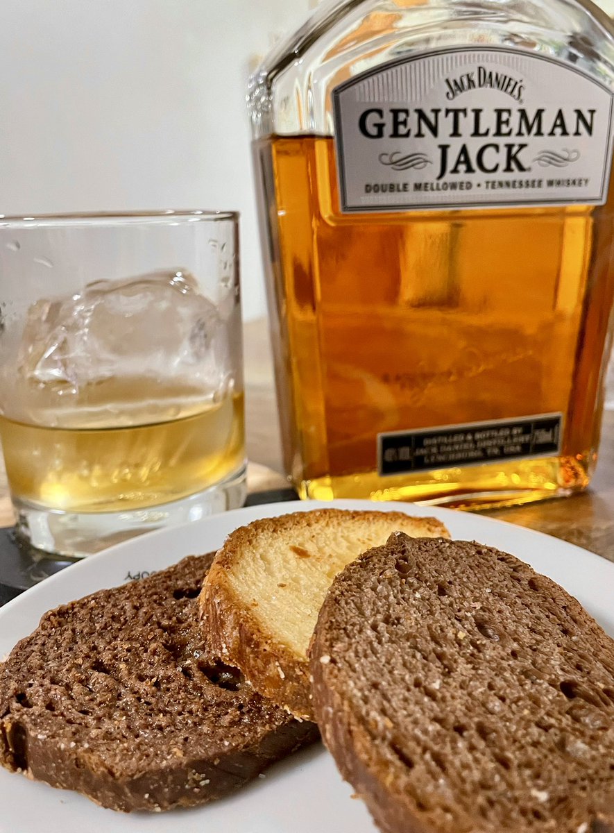 nabehirodesu's tweet photo. ウイスキーの樽香とラスクの香ばしさ。
相性良いに決まってます🥃

皆さん今日もお疲れさまでした✨
#大人時間
#GentlemanJack
#OnTheRocks https://t.co/1D6BSxkcdW
