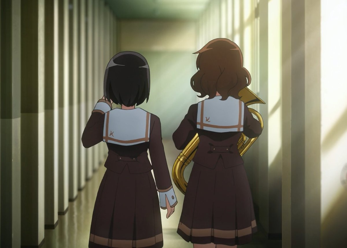 Lafo_euphonium's tweet photo. 久美子が引退した後の、奏の代のアンサンブルコンテスト。
 #くみかな #久美子卒業SSシリーズ
SS：もう一度、その隣で
～～～～～～～～～～～～～～～
全国大会が終わり、北宇治高校吹奏楽部の空気は少しだけ変わった。
久美子たち三年生が引退し、梨々花が部長、奏が副部長、美玲がドラムメジャーとなり新体制が始まったのだ。
役職がついたからといって、自分自身が急に変わるわけではない。
そう思っていた。
けれど実際にその立場になってみると、見える景色はずいぶん違った。
そんな新人幹部の三人の前にやって来た大きな仕事の一つが、アンサンブルコンテストだった。
「今年も結構大変そうだね」
放課後の教室。
机を三つ寄せ、その上に部員たちの名前や希望編成を書き込んだ紙を広げながら、梨々花が困ったように笑った。
「去年も大変だったみたいだけど」
美玲の言葉に、奏も頷く。
去年は最後まで人数の合わないチームがあり、すでに引退していた優子先輩、希美先輩、夏紀先輩まで助っ人として参加した。
現役部員だけで収まらなければ、引退した三年生に協力してもらう。
そんな前例が、北宇治にはすでにあるとはいえ、それは最後の手段だ。
本当なら誰と組むのかも、どんな編成にするのかも、できるだけ本人たちに自由に決めてもらいたかった。
アンコンは少人数で一つの音楽を作るものだ。
誰とどんな構成でどんな曲をやりたいのか。
そういうところまで自分たちで考えることも大切な経験になる。
けれど今年は、去年のよりさらに部員が増えている。
希望だけに任せているとどうしても人数や楽器の組み合わせに偏りが出た。
同じ人に誘いが集中したり、反対に誰からも声がかからない部員が出たり、あと一人だけ足りないチームがいくつも残ったりする。
だから完全に本人たち任せというわけにはいかなかった。
「この三人は一緒にやりたいんだよね？」
梨々花が紙の一角を指差す。
「そう。でもこの編成だとあと一人欲しいって」
美玲が別の紙を引き寄せた。
「だったら、この子に聞いてみる？　まだ完全には決めてないって言ってたし」
「いいかも」
奏も名前を確認して頷く。
「ただ、こっちから抜けると今度はそっちが足りなくなるかも」
「あ、本当だ」
梨々花が眉を下げる。
「難しいなあ……」
一人を動かせば、一人分の穴ができる。
そこを埋めようとすると、今度は別のチームの編成が崩れる。
だからといって、幹部三人だけで勝手に決めるつもりもなかった。
できるだけ本人たちの希望を残しながら、どうしても必要なところだけ相談して調整する。
それが三人の間で自然と決まったやり方だった。
誰と組みたい。
この楽器で出たい。
できればこの曲を演奏したい。
技量の差が気になる。
誘おうと思っていた相手が、すでに別のチームへ入ってしまった。
相談の内容も一人ひとり違った。
「じゃあ、こっちは私が本人たちに聞いてみる」
梨々花が二つの名前に印をつける。
「私はこっちを確認する。楽器の組み合わせも本人たちにもう一度聞いた方がいいと思う」
美玲も別の紙を手元へ寄せた。
奏は残った名簿を眺める。
「じゃあ私は、この二人に話を聞いてみる。二人ともまだ迷ってたから」
「お願い」
「そっちもよろしく」
三人で仕事を分け、それぞれ部員たちのところへ向かう。
休み時間に呼び止められ、放課後には相談を受ける。
そうして集めた話を、翌日にはまた三人で持ち寄った。
「昨日の二人、どうだった？」
「一緒にやってもいいって。ただ曲についてはもう少し相談したいみたい」
「こっちも大丈夫」
「じゃあ一回これで組んでみよっか」
名前を書いて線で囲む。
一つのチームができる。
その隣では、まだ行き先の決まっていない名前がいくつも残っていた。
アンコンというものは、演奏を始めるより前からずいぶん大変らしい。
――いや。
去年は、自分が知らなかっただけなのだろう。
奏自身、当時の久美子が部員たちから次々と相談を受けていたことは知っている。
それが実際に同じ側へ立ってみると、あの頃の久美子が見ていたものが少しずつ分かってくる。
今年は去年より人数が多い分、その調整もさらに複雑だった。
それでも、できるだけ三人だけで答えを決めないようにした。
去年の久美子先輩も、こんなふうに悩んでいたのだろうか。
奏はふと、手元の名簿に目を落とした。
そこにはまだ、
――久石奏。
自分の名前も残っていた。

それからも、空欄は少しずつ減っていった。
「これで木管はだいたい決まったかな」
梨々花が名簿を上から確認する。
「たぶん。あとは本人たちで話してもらえば大丈夫そう」
奏が答えると、美玲が別の紙を見ながら口を開いた。
「金管はもう少しかかりそう。ここの人数が合ってない」
「ああ、そこかぁ」
梨々花が椅子ごと美玲の横へ移動する。
奏も反対側から紙を覗き込んだ。
三人でしばらく名前を眺める。
「こっちの子を動かす？」
奏が言う。
「でも、その子は今のメンバーでやりたいって言ってたよ」
梨々花が首を横に振った。
「じゃあ、それは最後にした方がいいね」
美玲が別の名前を指先で追いながら、少し考え込む。
「こっちに入ってもらえば人数は合うんだけど……そうすると二つ掛け持ちになるね」
「兼任かぁ」
梨々花が呟く。
方法としては、それが一番簡単だった。
一人に二つのチームへ入ってもらえば、それだけで解決するところはいくつかある。
けれど、三人ともすぐには頷かなかった。
去年のＤＭである、麗奈の考え。
複数のチームを掛け持ちするより、一つの曲に専念した方がその人自身の成長にもつながる。
実際に今年、自分たちが決める側になってみると、その考えにも納得できた。
人数を揃えるだけなら簡単でも、それだけがアンコンの目的ではない。
「できれば兼任はなしでいきたいね」
梨々花が言う。
「私もその方がいいと思う」
美玲も頷いた。
奏はもう一度、残っている名前を確認する。
「じゃあ、もう少し組み合わせを考えてみよっか」
今は自分たち三人が、相談される側にいる。
その事実を実感するたび、奏は少し不思議な気分になった。
「そういえばさ」
一段落したところで、梨々花が奏を見る。
「奏は自分のところ決めないの？」
「まだいいよ」
「またそれ？」
「まだ決まってない子いるでしょ」
奏が残っている名前を示す。
すると美玲も奏を見る。
「でも奏だって出るんでしょ？」
「そのつもりだよ」
「だったら、うちに入る？」
美玲が自分たちの編成を指した。
「一人増えても問題ないし」
「それなら私のところでもいいよ」
梨々花も続く。
「去年は一緒にできなかったから」
「二人ともありがとう」
奏は素直に笑った。
「でも、今はいいかな」
「なんで？」
「まだこっちが決まってないから」
奏は残った名前を指先でなぞる。
「私が先に入っちゃうと、あとで人数が足りなくなったとき動かしにくくなるでしょ」
「まあ、それはそうだけど」
美玲が腕を組む。
梨々花も少し考えてから、
「じゃあ、全部決まってから考える？」
「それでいいよ」
奏はそう答えた。
梨々花と美玲も、それ以上は何も言わなかった。
三人とも、今は自分たちのことより先にやることがある。
また紙へ視線を戻す。
一人。また一人。
行き先のなかった名前が、それぞれの場所へ収まっていく。
＊
それからさらに何日が過ぎた。
「……これで全部？」
梨々花の声に、三人で名簿を確認する。
人数、楽器、希望。
相談を受けていた部員たちも、それぞれ一つのチームに名前が収まっている。
兼任もない。
一人ひとりが一つのチーム、一つの曲に向き合える形に、どうにか収めることができた。
もちろん、全員の希望をそのまま叶えられたわけではない。
何度も本人たちと話をして、譲ってもらったところもある。三人で頭を抱え、組み合わせを一から考え直したことだって一度や二度ではなかった。
それでも、三人で最後まで調整して、ここまで辿り着いた。
「終わったぁ……」
梨々花が机に突っ伏す。
美玲も息をつく。
けれど。
「……あれ？」
梨々花が名簿をもう一度見た。
「全部じゃないじゃん」
「え？」
美玲が覗き込み、すぐに気づいたらしい。
二人の視線が、同時に奏へ向いた。
「奏」
「なに？」
「自分」
「ああ」
名簿の端。
たった一つ。
どのチームにも入っていない名前が残っている。
最後に残ったのは、奏だけだった。
「結局、自分のところ決めてないじゃん」
美玲が呆れたように言う。
「だから私たちとやればよかったのに」
梨々花もそう言った。
「大丈夫だよ」
奏は名簿を手元へ引き寄せる。
「何が大丈夫なの？」
美玲が尋ねる。
「ちゃんと考えてるから」
「ほんとに？」
今度は梨々花だった。
「ほんと」
奏は笑って答えた。
梨々花は、そんな奏の顔をじっと見つめた。
ほんの数秒。
それまで少し困ったように寄っていた眉がわずかにほどけ、いつもの柔らかな表情へ戻った。
「……そっか」
それだけだった。
「じゃあ、奏のことは奏に任せよっか」
「梨々花？」
美玲が不思議そうに見る。
「本人がちゃんと考えてるって言ってるんだから、大丈夫でしょ」
梨々花はそれ以上何も聞かず、机の上に散らばった紙を集め始めた。
「それより片付けよう。今日こそ早く帰りたい」
話はそれで終わった。
奏も何も付け加えず、手元の名簿を閉じる。
ぱたん、と小さな音が教室に響いた。
これでいい。
みんなの行き先は決まった。

この忙しかった数日。
奏は一つの知らせを耳にした。
久美子が受験していた大学から、無事に合格をもらったらしい。
それを聞いた瞬間、奏は小さく息を吐いた。
よかった。
ずっと部長として北宇治を引っ張りながら、その裏では自分の進路とも向き合っていたことを知っている。
だから、ちゃんと結果が出たことが嬉しかった。
そして、条件もすべて整った。

昼休み。
奏は普段使っている教室を出て、三年生の教室が並ぶ階へ向かった。
階段を一段ずつ上る。
窓の外には、寒さで色を失い始めた空が広がっていた。
昨日まで頭の中を占めていた部員たちの名前の組み合わせは、もう考えなくていい。
そんなことばかり考えていた頭の中が静かになると、最後に一つだけ残る。
自分は、誰と吹きたいのか。
その答えは、ずっと前から決まっていた。
ただ、それを先にするわけにはいかなかった。
梨々花と美玲と一緒に新しい北宇治を支える立場になった。
だったら、まずは自分たちの仕事をする。
それに、受験を控えている先輩を自分のわがままで巻き込むわけにもいかなかった。
――でも。
もう、全部終わった。
だったら、今度は。

三年生の教室が並ぶ廊下を歩き、目的の教室の前で足を止める。
ほんの少し前まで、毎日のように顔を合わせていた。
隣でユーフォニアムを吹いていた。
部活へ行けば当たり前のようにそこにいた。
それなのに、引退してからは、こうして自分から三年生の教室まで来なければ会えない。
奏は教室の中を覗いた。
見慣れない三年生たちの中に探している姿はすぐには見つからず、近くにいた生徒へ声をかける。
「あの、黄前先輩いらっしゃいますか？」
「あ、もしかして吹部？」
「はい」
その先輩はすぐに教室の奥へ顔を向けた。
「久美子ちゃーん。後輩ちゃん来たよ〜」
「え、私？」
聞き慣れた声が返ってくる。
やがて教室から廊下へ出てきた久美子は、奏を見つけると少し驚いたように目を丸くした。
「あれ、奏ちゃん？　どうしたの？」
その顔を見た瞬間、奏の頬が自然と緩んだ。
部長ではなくなっても。
もう毎日一緒に楽器を吹くことがなくても。
いつもの柔らかな声で自分の名前を呼ぶその人は、やっぱり奏の知っている久美子先輩だった。
「まずは久美子先輩、合格おめでとうございます」
「ありがとう。奏ちゃんにも伝わってたんだ」
「もちろんです」
久美子が嬉しそうに笑う。
その笑顔を見ながら、奏は一度だけ息を吸った。
副部長としてやるべきことはやった。
みんなの行き先も決めた。
久美子先輩の受験も終わった。
だから、残った一人分だけは。
自分が一番望む場所を選びたい。

奏は久美子をまっすぐ見上げた。

「実は、久美子先輩にお願いがあって」

これが、私の最後のチャンスだから。