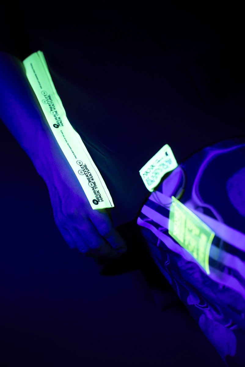 nkhk_jp's tweet photo. IT GLOWS IN THE DARK－

The print and the tag react to UV light. Kill the lights, and the hack shows itself. https://t.co/IOZMHa6ln4