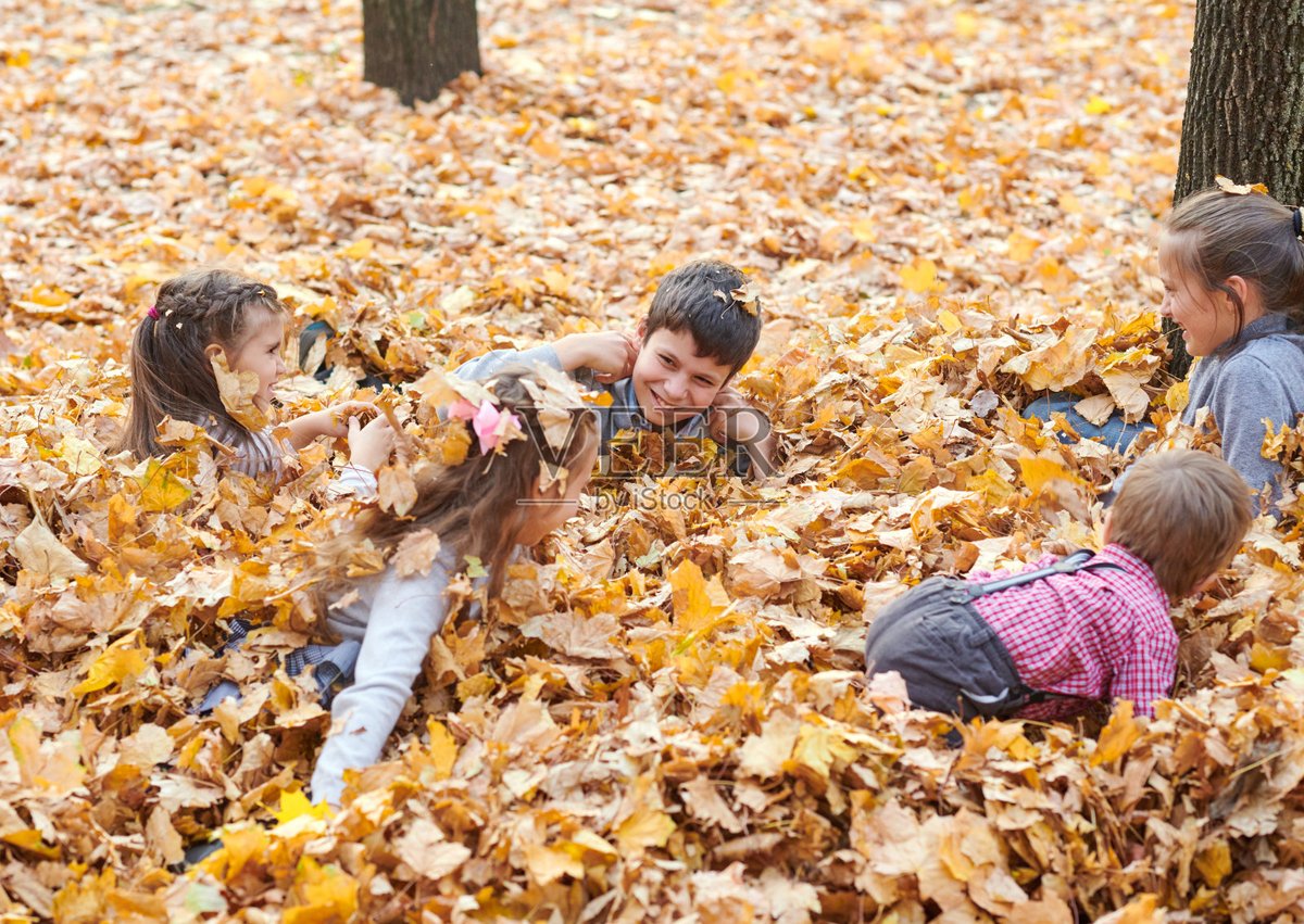 berri962893's tweet photo. [Today’s fun with my little explorer! We hunted for colorful leaves in the park, laughed till our tummies hurt, and now we’re making leaf crafts together. Love these messy, perfect moments! ]， https://t.co/hd8T4a4n0M
