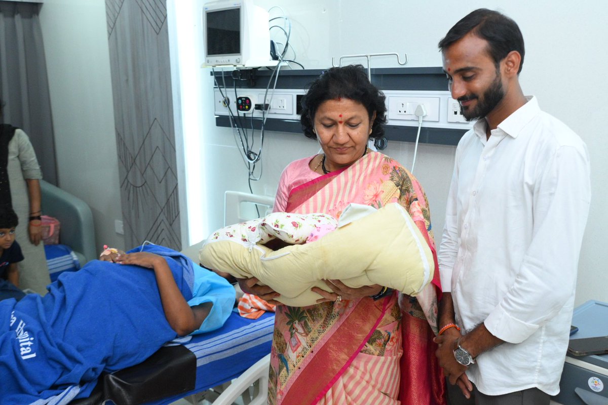 RaoPadmaBJP's tweet photo. బిజెపి హనుమకొండ జిల్లా సోషల్ మీడియా కన్వీనర్, ఆత్మీయ సోదరుడు సుంకరి శ్రీరామ్  రెడ్డి దంపతులకు మహాలక్ష్మి (పాప) జన్మించిన శుభవార్త తెలిసి, ఈరోజు హాస్పిటల్‌లో పాపను చూసి ఆశీర్వదించడం జరిగింది. శ్రీరామ్ రెడ్డికి మరియు వారి కుటుంబ సభ్యులకు నా హృదయపూర్వక శుభాకాంక్షలు. 

తల్లీ బిడ్డ ఆయురారోగ్యాలతో క్షేమంగా ఉండాలని ఆకాంక్షిస్తున్నాను....

#BJPHanamkonda
#BJPWarangal
#BJPTelangana
#Congratulations
#BabyGirl