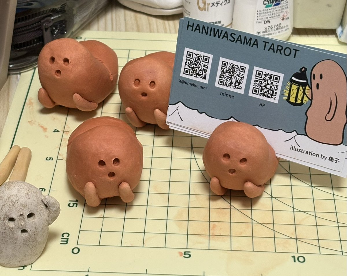 umeko_umi's tweet photo. 名刺守護ハニが部屋で待っててくれるの、めちゃくちゃかわいいハニ…やばいハニ…！
これはお店番、机番など色々任せたくなるハニな…！ https://t.co/1bh06bqfRQ