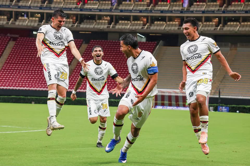 elpoligdl's tweet photo. LEONES NEGROS RUGEN EN CASA DEL TAPATÍO 

https://t.co/1LBjIr300P https://t.co/9NXb6hJXOF