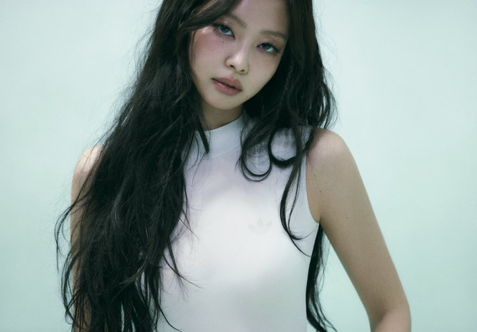 viraltakes's tweet photo. JENNIE looks breathtaking in new pictorial for Adidas Originals. https://t.co/qaj3tNmGGv