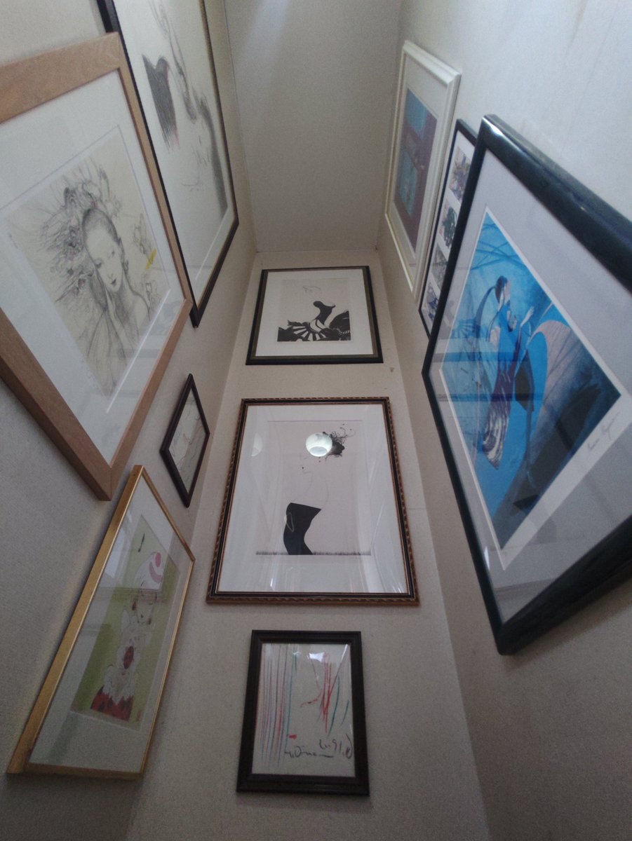 soluna12moon's tweet photo. 自宅美術館(階段の壁w)に展示作品が追加されました( ・`д・´)(キリッ
しかるべき作品は、しかるべき場所へ
永野センセのリトグラフの間に、
渡辺センセの版画を(^-^)v
(もうちょっと上だったな(滝汗
#FSS
@ana_nibeme https://t.co/192i0RBneb