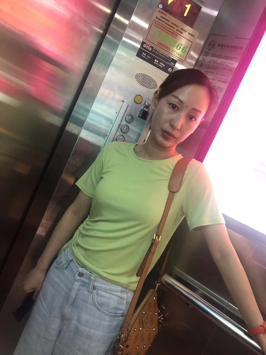 hac945's tweet photo. 典型良家熟女阿姨：四十出头，皮肤白皙细腻，��材丰满有致，穿素雅连衣裙，气质温柔端庄贤惠，眼神含情，散发成熟韵味与亲和力。 https://t.co/9MXuSXyvjV