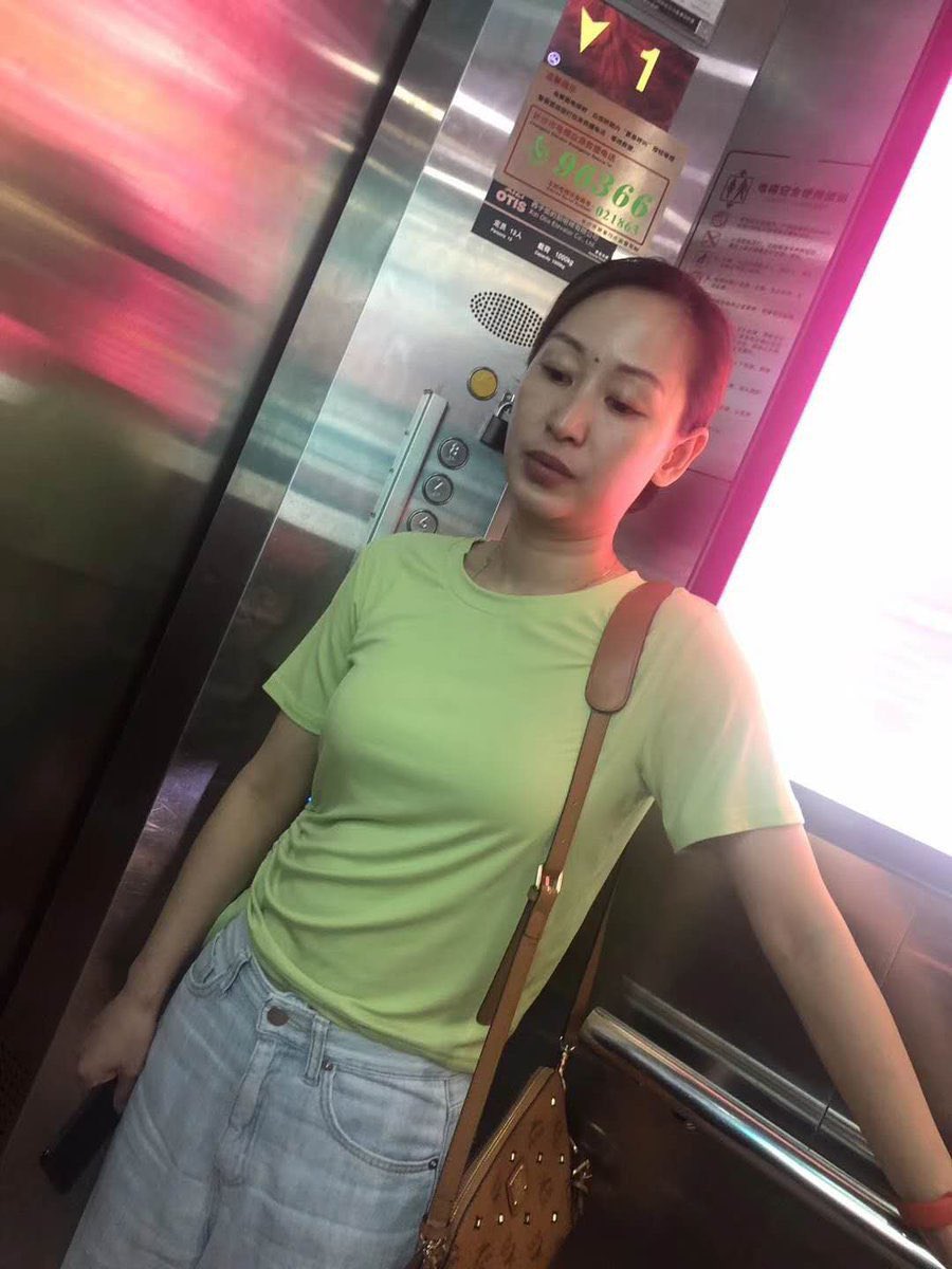 hac945's tweet photo. 典型良家熟女阿姨：四十出头，皮肤白皙细腻，��材丰满有致，穿素雅连衣裙，气质温柔端庄贤惠，眼神含情，散发成熟韵味与亲和力。 https://t.co/9MXuSXyvjV