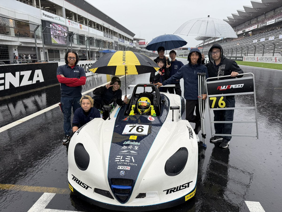 uminyan911's tweet photo. KYOJO VITA Rd.2
予選 P14 / 決勝 P13

レースを始めてから晴れ女を発揮しまくり…まさかの【VITA雨走行初乗りFSWがRd.2の予選から】というとんでもなく怖い状況を作ってしまい、ﾋﾔﾋﾔの中無事完走できてホッとしました…

当然【SCスタートも人生初】です！

予選がうまくいかなかったのが悔しいですが、終わってみれば 車載動画を振り返ってSCスタートのビビり方を見たら最下位スタートだから接触もなく完走できたんだなと思います。（オンボード誰にも見せられないレベルの恥ずかしいスタートをしてしまいました…）

VITAオーナー、チーム監督、メカニック、マネージャー、スポンサー、ファンの皆様に支えられて出場できるレースもあと1戦となりました

最終戦はバトルしてポジションアップ狙います。

沢山の応援、ありがとうございました