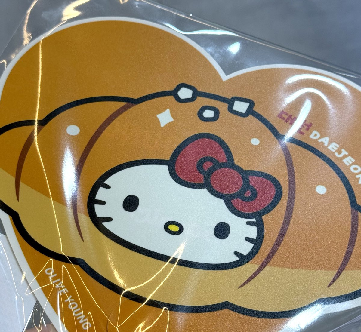 mpcliyu's tweet photo. 빵순이답게 빵키티 부채 받았어요🥐🤍 https://t.co/P923m3fdzF