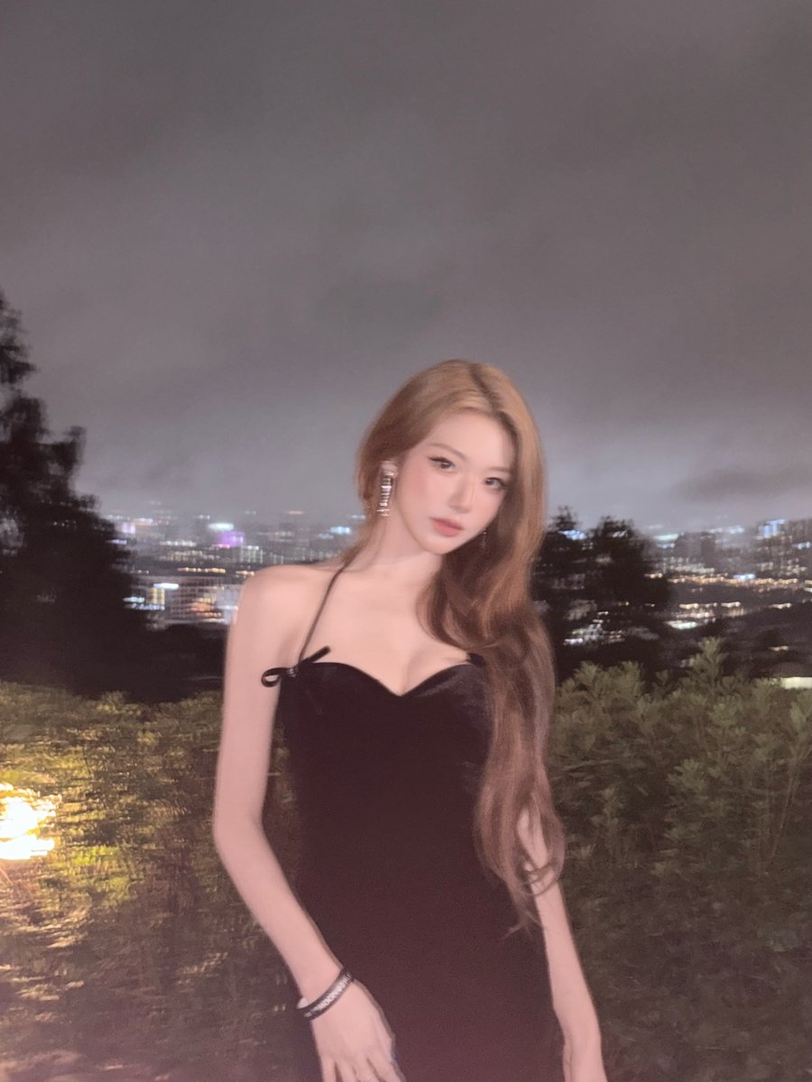 triplescosmos's tweet photo. Moon party🖤

#tripleS #트리플에스
#Xinyu #신위 https://t.co/F0I1YP7wj4