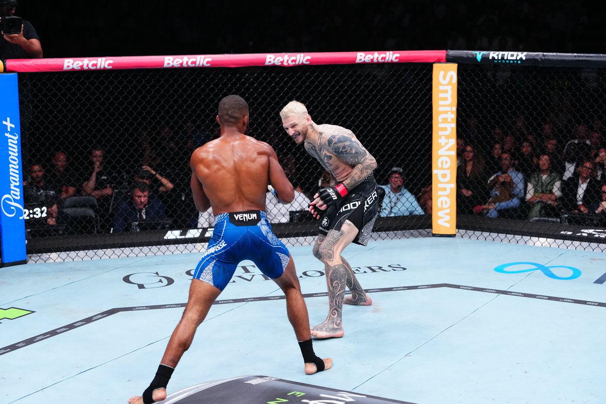 UFCFRA's tweet photo. 🤩 Ces moments auxquels on  repense encore, deux jours plus tard après cet #UFCParis https://t.co/F44UnVyTJl