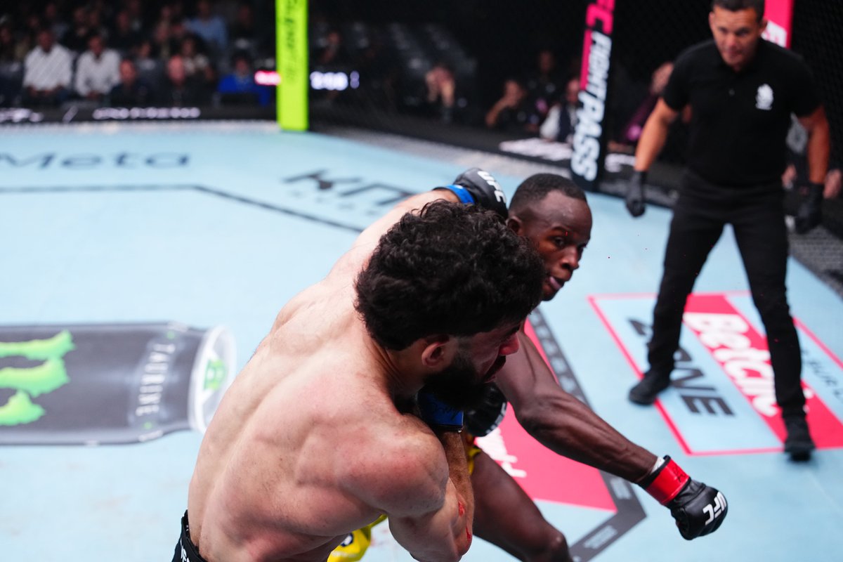 UFCFRA's tweet photo. 🤩 Ces moments auxquels on  repense encore, deux jours plus tard après cet #UFCParis https://t.co/F44UnVyTJl