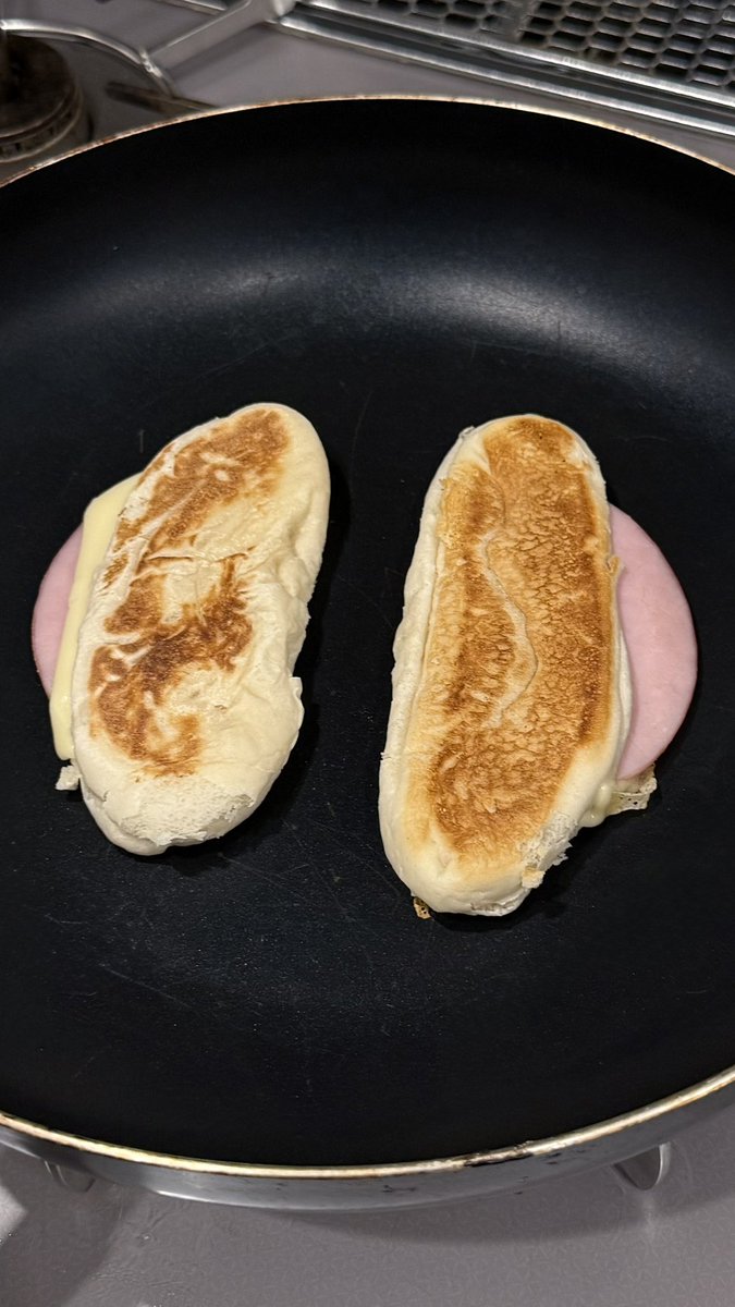 im_ma_diary's tweet photo. バズってて気になって作ったんだけどまじで美味しすぎて6個全部食べちゃった😂😂😂😂
米粉ロール、ハム、チーズでできるから楽ちんすぎる（笑）美味しすぎた、、 https://t.co/rgcY5r93Ns