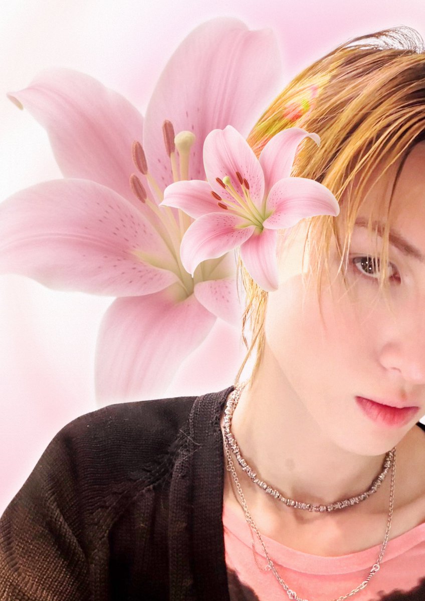 0m0teen's tweet photo. Pink #MARTIN by me 🌸🌺

Akhirnya Martin upload foto ntik di weverse langsung buru-buru aku edit kayak pacar yg udh dighosting berbulan-bulan 🤞🏻😭 https://t.co/AELQaBFNaN