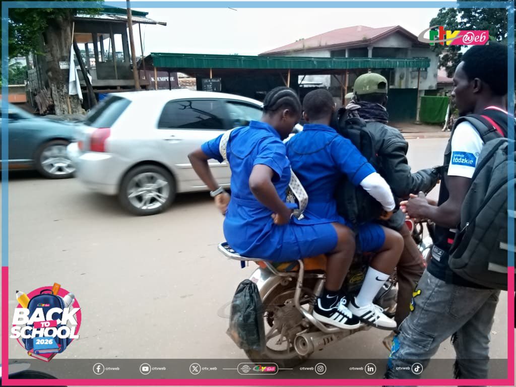 CRTV_web's tweet photo. Ce lundi 7 septembre, jour de rentrée scolaire, les élèves renouent avec les trajets quotidiens vers leurs établissements. À Yaoundé, taxis, motos-taxis, bus, véhicules familiaux et autres moyens de transport rythment la circulation dès l’aurore.

#BackToSchool2026
#Cameroun https://t.co/JFNNm4yumq