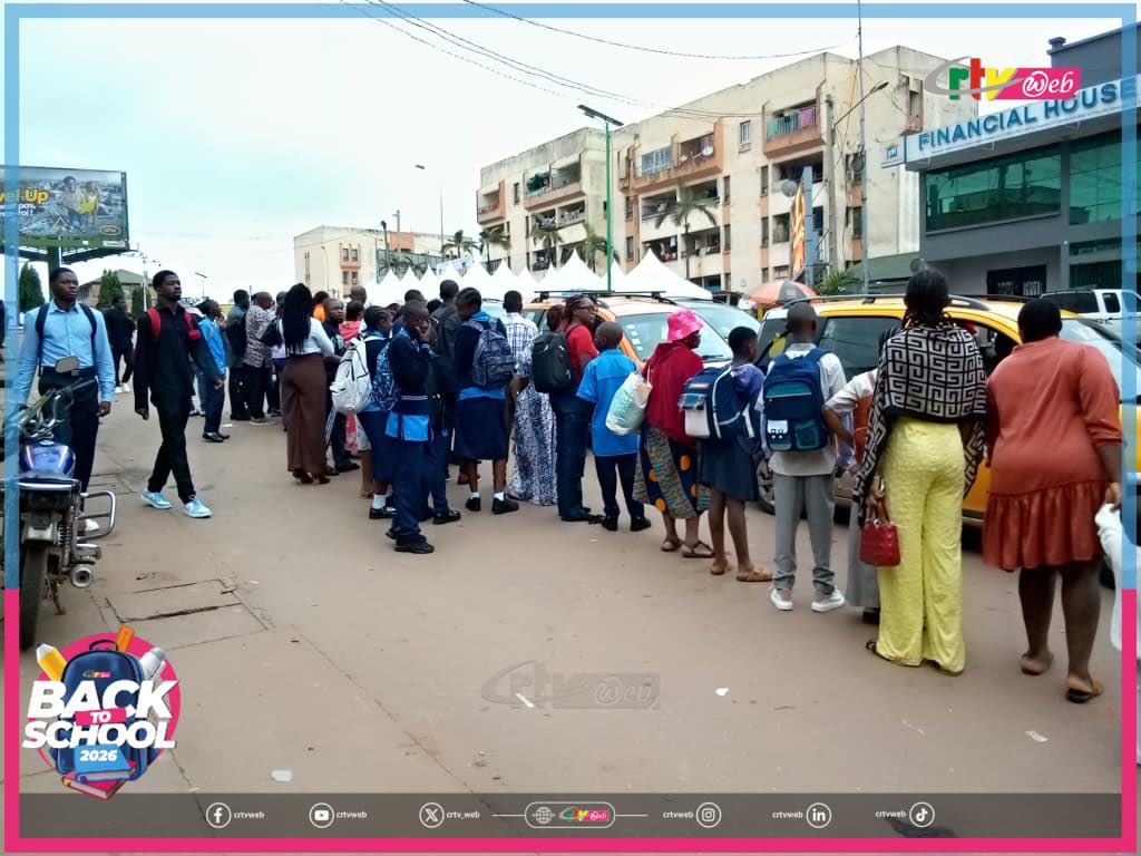 CRTV_web's tweet photo. Ce lundi 7 septembre, jour de rentrée scolaire, les élèves renouent avec les trajets quotidiens vers leurs établissements. À Yaoundé, taxis, motos-taxis, bus, véhicules familiaux et autres moyens de transport rythment la circulation dès l’aurore.

#BackToSchool2026
#Cameroun https://t.co/JFNNm4yumq