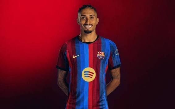 FtbolDirecto's tweet photo. Raphinha: 6 goles en 4 jornadas.
Camello: 5 goles.
Aubameyang: 4 goles y 2 asistencias.

La pelea por el Pichichi empieza fuerte. ¿Quién acaba como máximo goleador?

#LaLiga #Pichichi https://t.co/K3L5bMNm9k