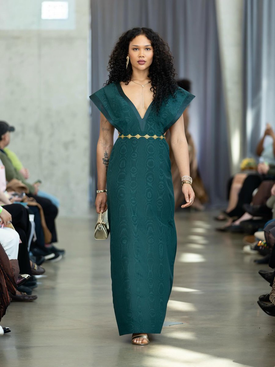 DilaZdil's tweet photo. Look 4: Radiant Emergence. A structured silhouette with a V-shaped neckline in textured moray fabric, defined by confidence, strength, and elegance. Collection: Unveiling the Silent Radiance. https://t.co/Ci01EjoChg