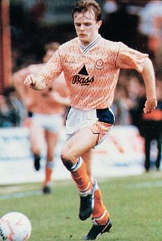 BFC_ExPlayers's tweet photo. Happy 57th Birthday today to former Pool full-back & top man .... Mark Bradshaw @mbraddys
Hope you have a great day Mark !
👍😀🎂🍻⚽️🍊⛳️🏌️♂️
#TopMan
#Bradders
#LovesThePool
#LovesHisGolf https://t.co/8WhMTbinhz
