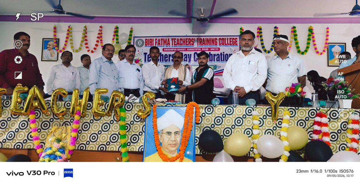 BibiColleg60854's tweet photo. दिनांक 5 सितंबर 2026 को बीबी फातमा टीचर्स ट्रेनिंग कॉलेज,समस्तीपुर में शिक्षक दिवस बड़े ही  धूमधाम से मनाया गया। इस कार्यक्रम का शुभारंभ महाविद्यालय के सचिव मो. तैयब परवेज़ ने  डॉ. सर्वपल्ली राधाकृष्णन के तैल-चित्र पर माल्यार्पण  करते हुए तथा केक काटकर श्रद्धांजलि देकर की। https://t.co/ZmmzXErgGg