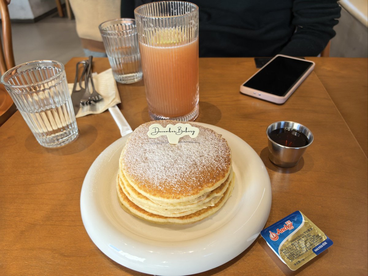 mengb751937's tweet photo. Got lunch with my old roommates today—laughed till my sides hurt, and suddenly it felt like we never left college. True friends just pick up right where they stopped. https://t.co/En8OhFYG0F