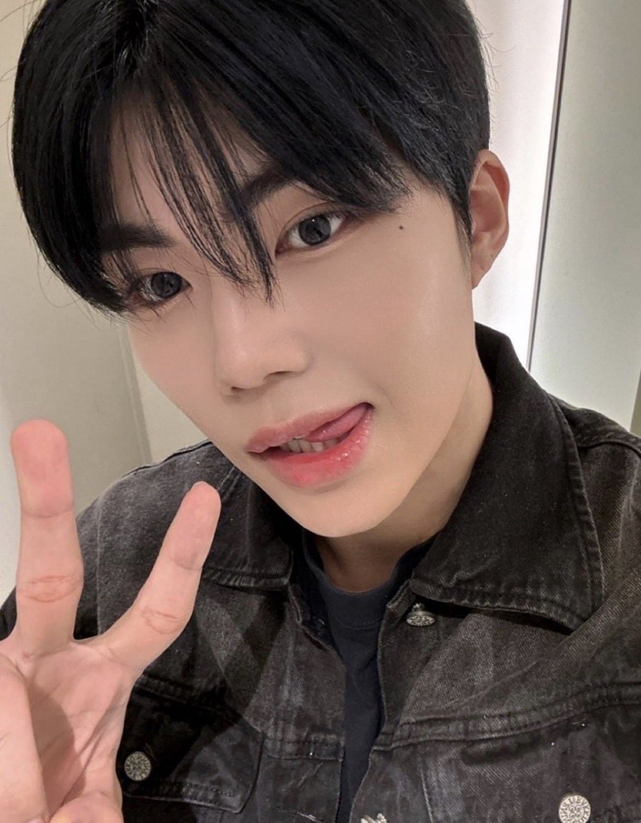Ppoko0110's tweet photo. 박건욱 혓바닥 내밀고 있는 거 존귀 https://t.co/rrrNQBC4jO