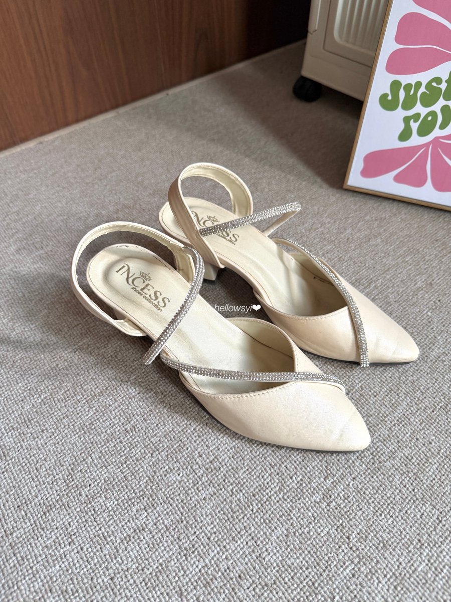 Ssiinntta's tweet photo. Kiri: ada detail bling blingnya jadi kelihatan maniss, aku pake ini untuk wisuda✨
https://t.co/vcerAXTo6H

Kanan: heels yg paing tinggi yg aku punyaa, sering aku pake buat ngonten ootd, simple cantikk🤏🏻
https://t.co/dr97LiDso1 https://t.co/ysArqStmJA