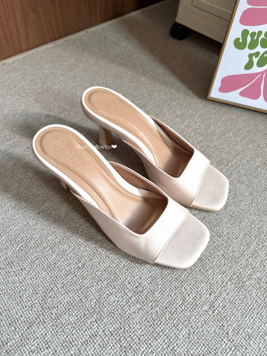 Ssiinntta's tweet photo. Kiri: ada detail bling blingnya jadi kelihatan maniss, aku pake ini untuk wisuda✨
https://t.co/vcerAXTo6H

Kanan: heels yg paing tinggi yg aku punyaa, sering aku pake buat ngonten ootd, simple cantikk🤏🏻
https://t.co/dr97LiDso1 https://t.co/ysArqStmJA