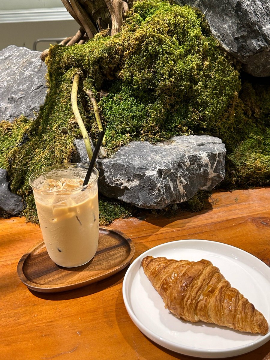 yelli320184's tweet photo. Tried the new zero-waste café downtown u0026 WOW – their plant-based matcha latte with edible flower toppings is game-changing for cozy mornings! ， https://t.co/PoWkrsjV7V