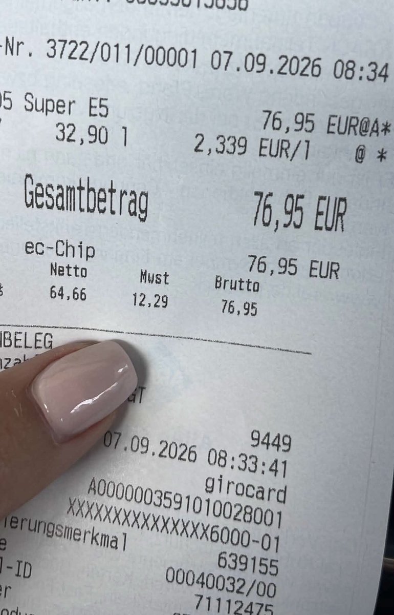 thegoddesslya's tweet photo. Mein Auto hatte Durst. Welcher brave Zahl🐷 kümmert sich um die 76,95 €? 😏 https://t.co/VGTwJCAeGA