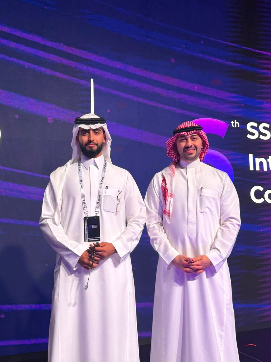 MJD_8888's tweet photo. فخور بكوني عضواً في اللجنة المنظمة لمؤتمر #SSCP26 ✨، من مراحل التخطيط الأولى وحتى ختام المؤتمر، وكان لي شرف استضافة وتقديم عدد من الجلسات خلال أيامه.

الشكر موصول لرئيس اللجنة الأستاذ الدكتور @87HISHAM ، ونائب الرئيس الدكتور @malrashedm ، على قيادتهم ودعمهم المستمر.🙏🏼

كما أتقدم بالشكر لجميع زملائي في اللجنة المنظمة على تعاونهم، وحرصهم، وروح الفريق التي رافقت العمل من البداية للنهاية.

#SSCP26