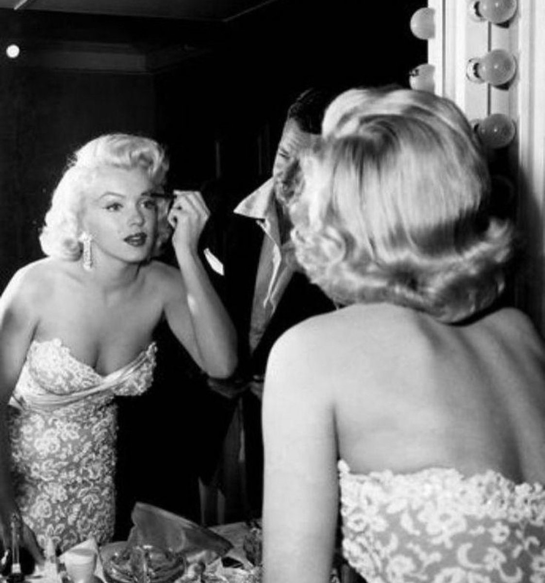 sabrinabreta's tweet photo. @parfum_monoii Toutes les décoratrices d’intérieur qui sommeillaient et que tu as réveillé avec ce tweet. 😭😭 Ton meuble est très old glamour, on dirait une coiffeuse de star hollywoodienne des années 50. En tout cas c’est comme ça que je me sentirais en me préparant devant. https://t.co/CawRamtzvF