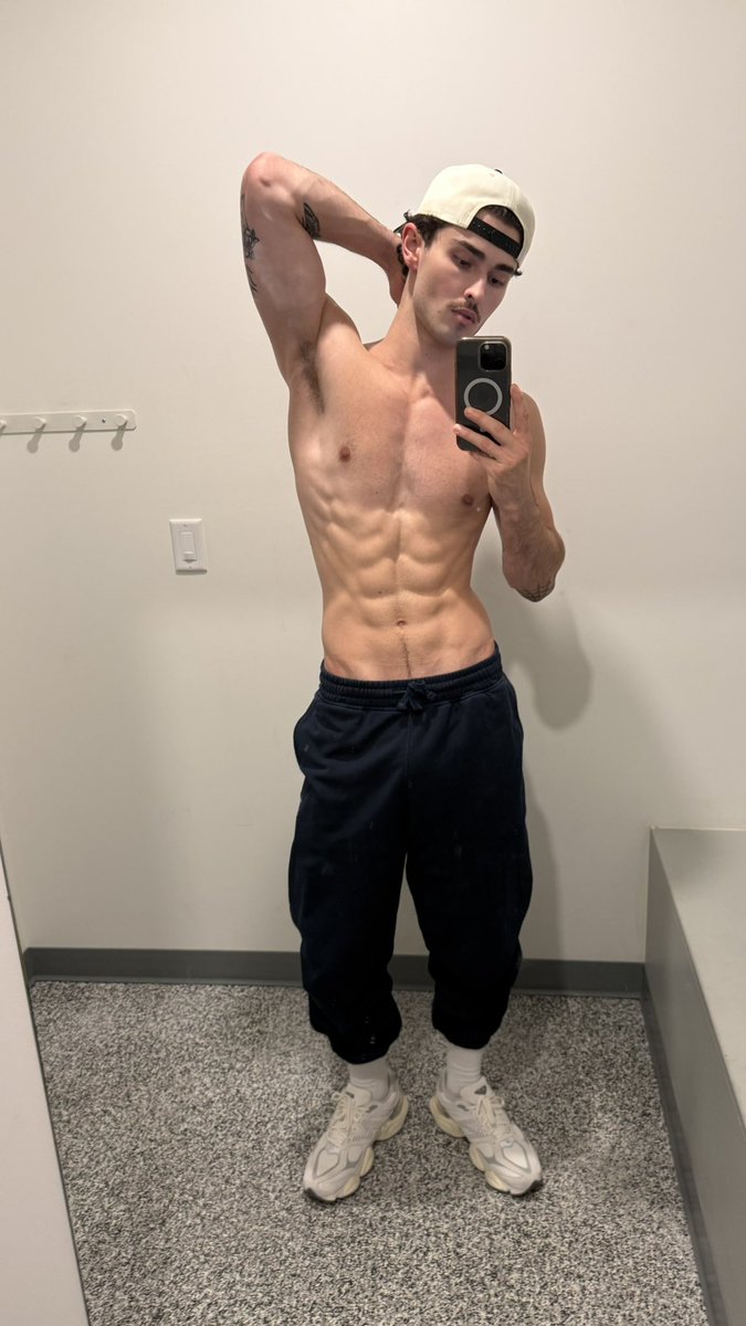 thatboymattt's tweet photo. after an upper day. Gotta start posting more on my socials been off the game. #abs #lean #gym #muscle https://t.co/82Es97sHzD