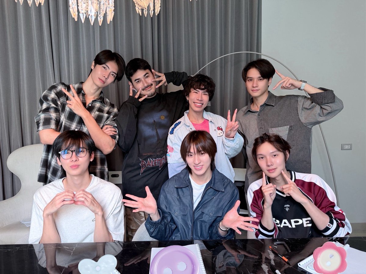 MagicLoverTH's tweet photo. Magic Lover Series พ่อมดลุ้นรัก🔮

โอมม ~ กระดุม ~ เส้นด้าย ~ ลูกปัด มะลึกกึ๊กกึ๋ยย์  มะลึกกึ๊กกึ๋ยย์ ~ 🤍

วันนี้แก๊งพ่อมด เหล่าผู้ที่ถูกเลือก และทีมผู้ช่วย ~ ได้มารวมตัวกันเพื่อ Read Through ✨ เตรียมพร้อมสำหรับการประลองเวท 🪄

ด้วยรัก,
𝓜𝓪𝓼𝓽𝓮𝓻 𝓞. 🦉🪶

#MagicLoverSeries 
#พ่อมดลุ้นรักSeries