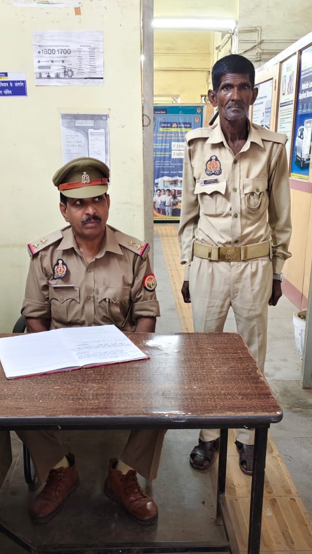 bahraichpolice's tweet photo. #SPBahraich के निर्देशन में,
थाना कोतवाली नगर पुलिस द्वारा अपराध/अपराधियो पर नियंत्रण के दृष्टिगत बैंकों के आस-पास संदिग्धों की चेकिंग तथा बैंकों में लगे सुरक्षा व्यवस्था सम्बन्धित उपकरणों को चेक कर बैंक सुरक्षा ड्यूटी पर लगे सुरक्षाकर्मियों को आवश्यक दिशा-निर्देश दिए।
#UPPolice https://t.co/HaNsUHP7QW
