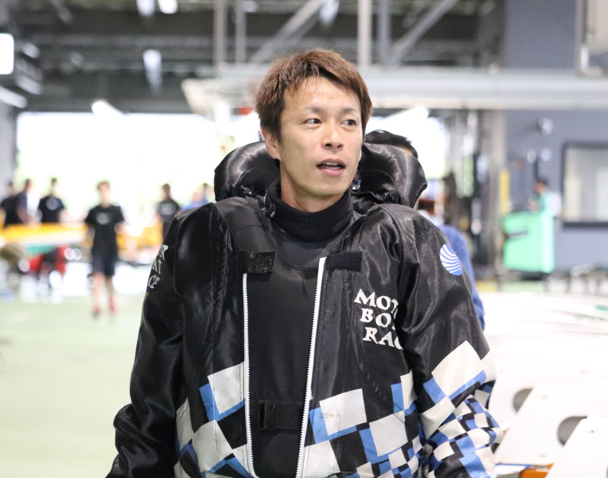 nikkan_boat's tweet photo. 【津ボート　Ｇ１ツッキー王座決定戦】５日目
速報です！　準優10Ｒは ⬜️#桐生順平 が４カドから攻めてきた高野哲史をインから受け止めて１着。⬛️#磯部誠 が２コースから手堅く差して２着で優出しました。 https://t.co/MmaqETrkq3