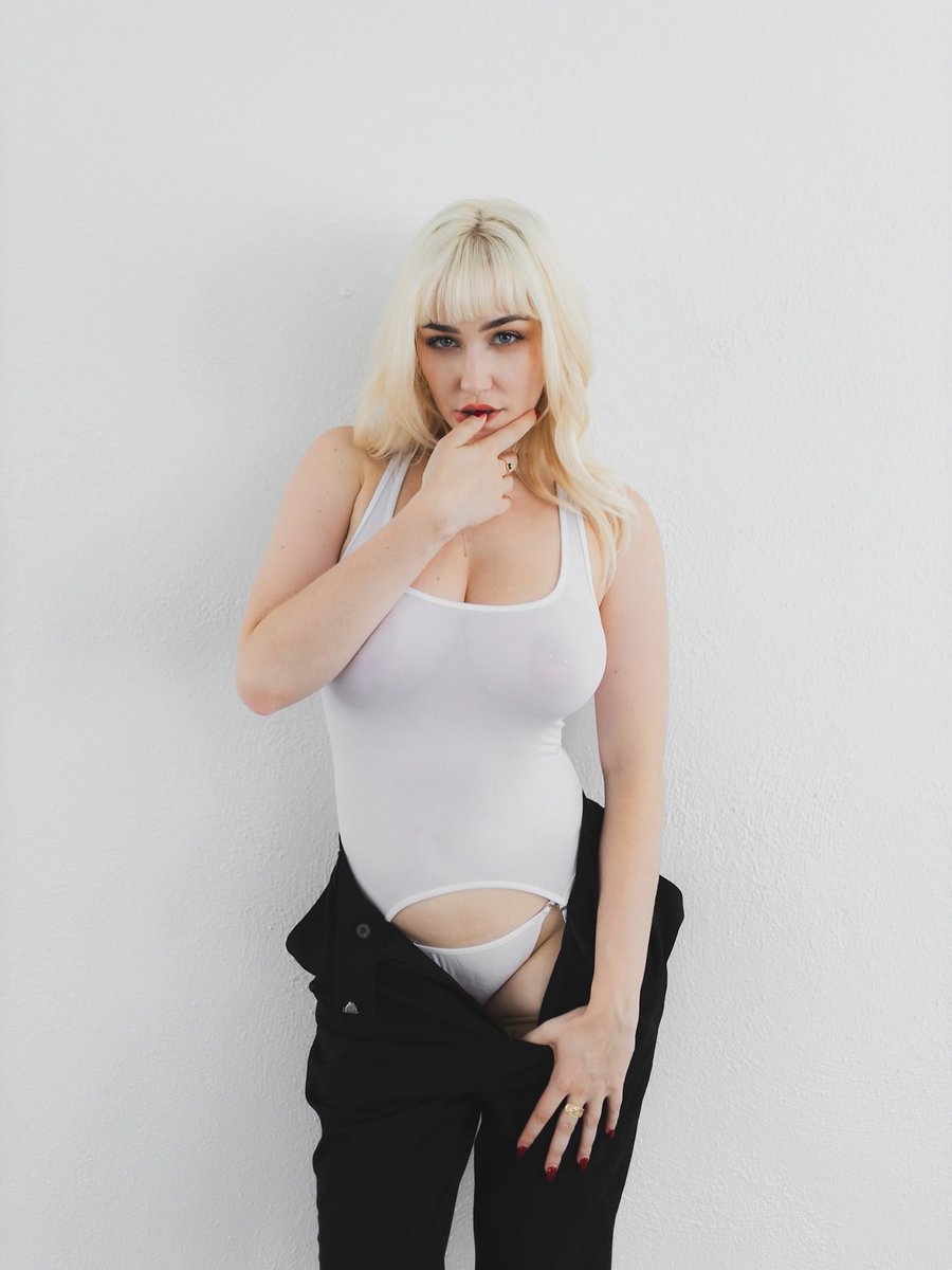 skylarxclusive's tweet photo. I don’t get enough flowers 💐🤍🖤✨

#hotwifetapatía https://t.co/GdlWtUXSG7